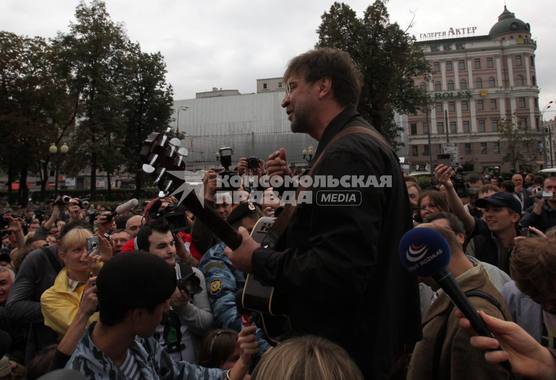 Митинг в защиту Химкинского леса, Пушкинская площадь, 22 августа 2010 года. Митингующие. Юрий Шевчук.