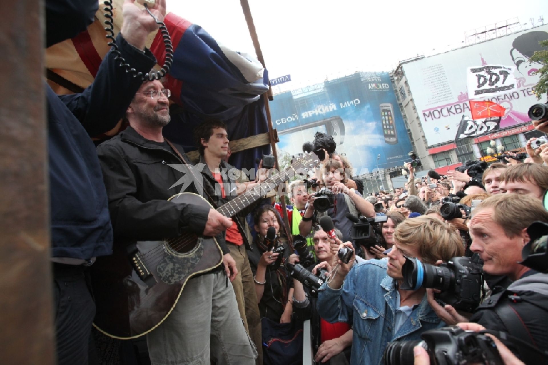 Митинг в защиту Химкинского леса, Пушкинская площадь, 22 августа 2010 года. Митингующие. Юрий Шевчук.