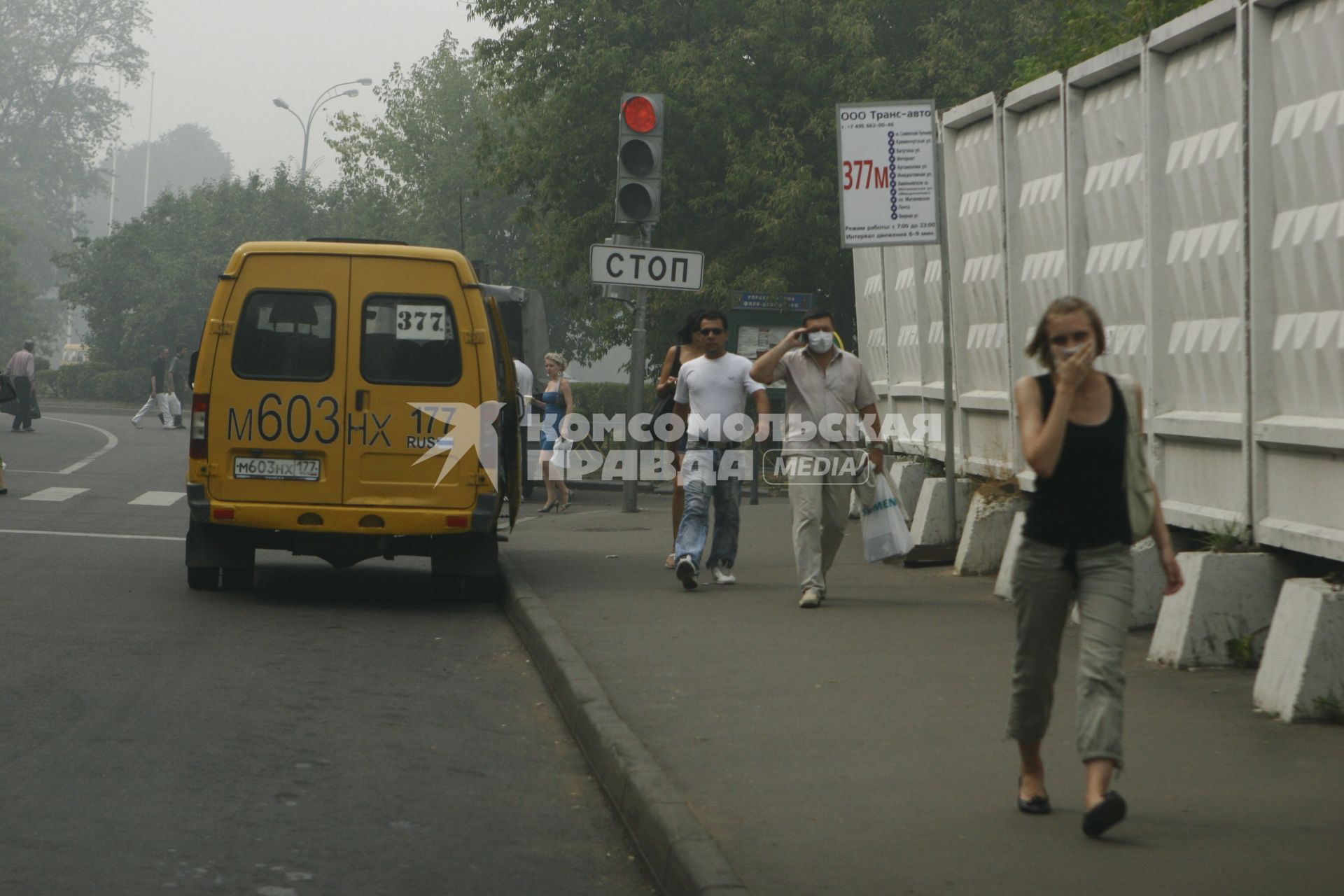 Смог от дыма лесных пожаров в Москве, 09 августа 2010 года. Макса. Марлевая повязка. Эпидемия. Медицина. Простуда. Лесной пожар. Маршрутка. Газель. Гарь. Жара. Лето. Глобальное потепление.