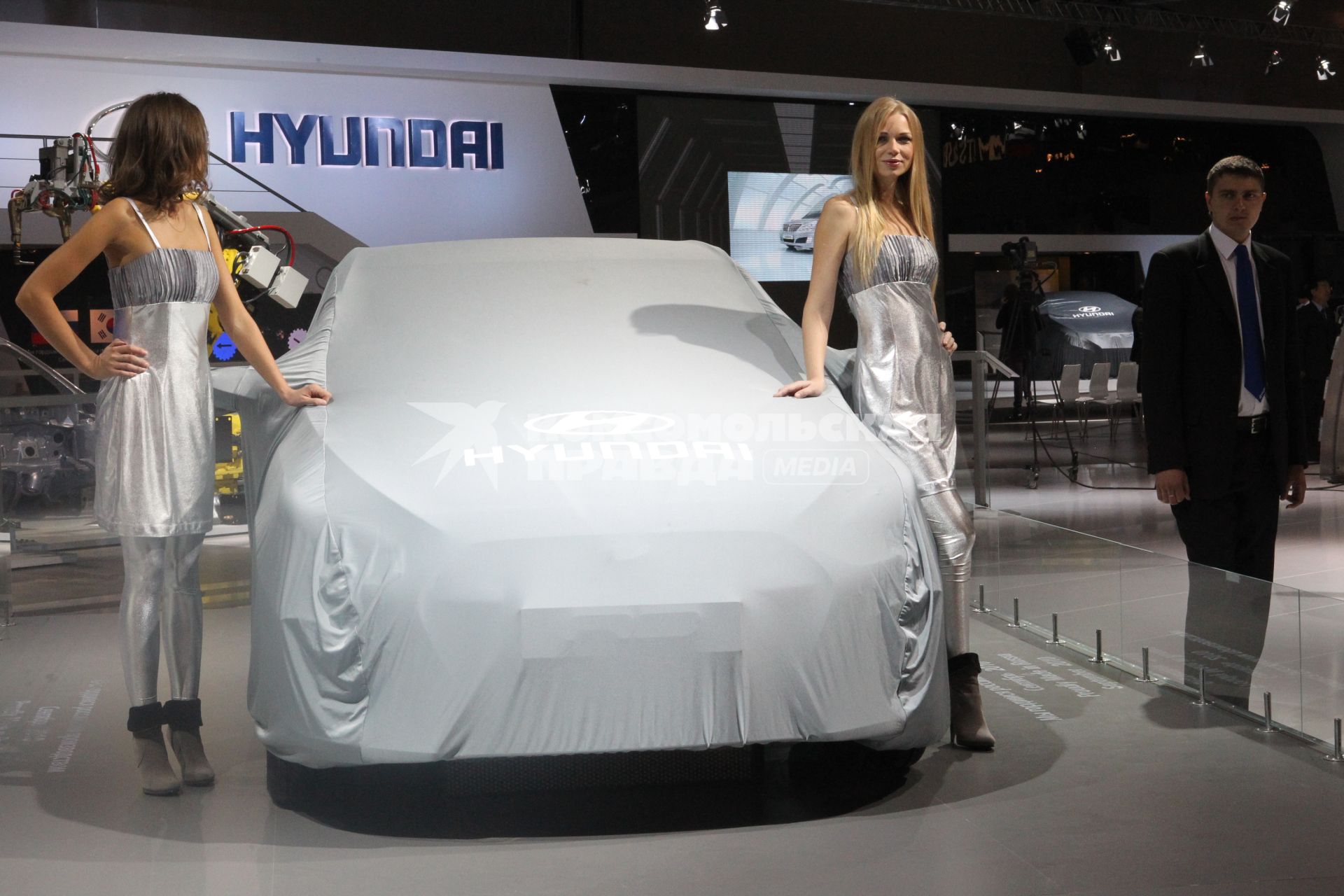 Открытие Московского международного автосалона - 2010, 25 августа 2010 года. Модель HUNDAI Хёндай.
