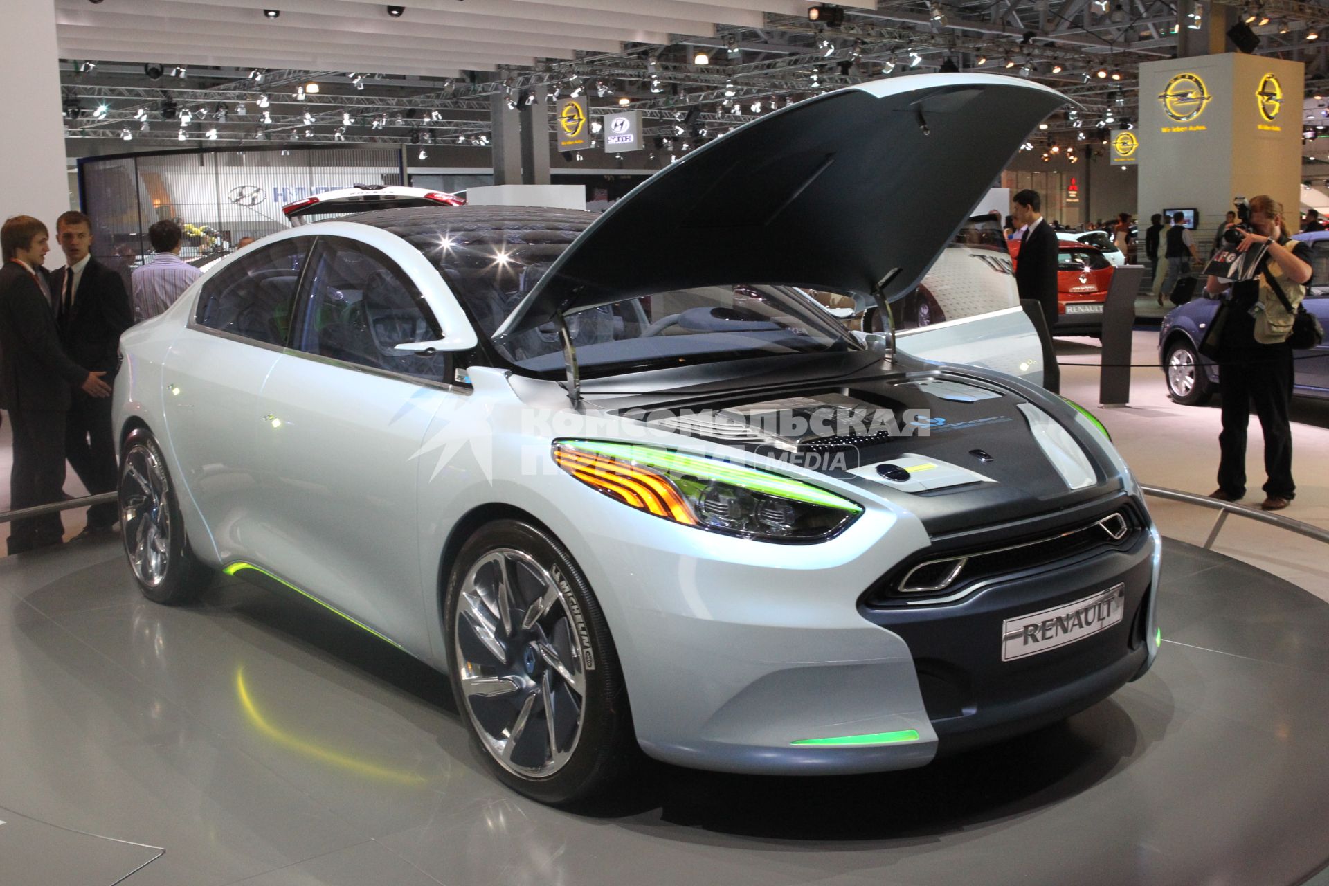 Открытие Московского международного автосалона - 2010, 25 августа 2010 года. Renault - концепт-кар Fluence Z.E.
