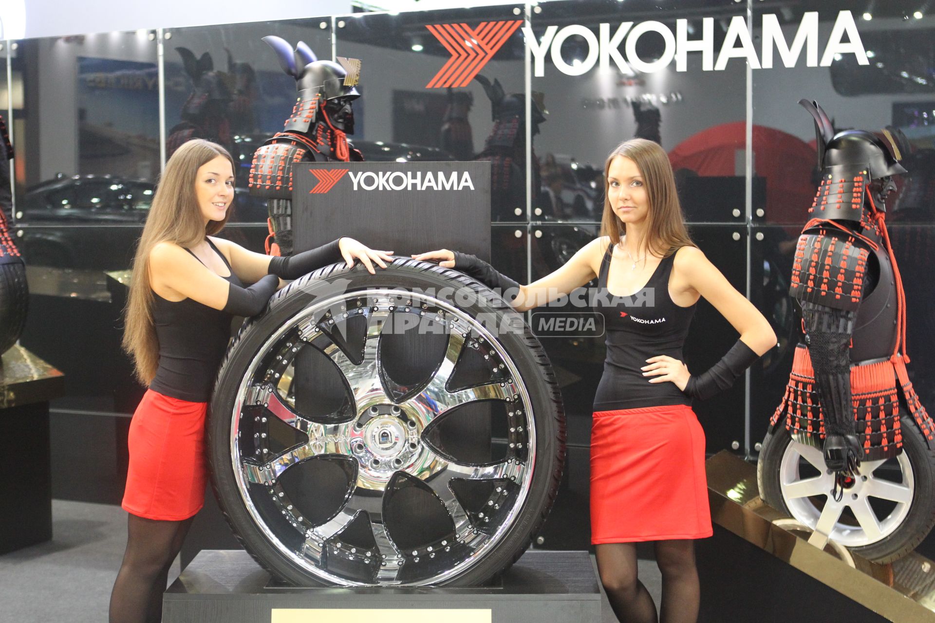 Автомобили и аксессуары, Московский международный автосалон 2010, Москва, 25 августа 2010 года. Автомобиль. Машина.  Колесо. Резина. Покрышка. Йокогама ( YOKOHAMA). Девушки. Модели. Промо.