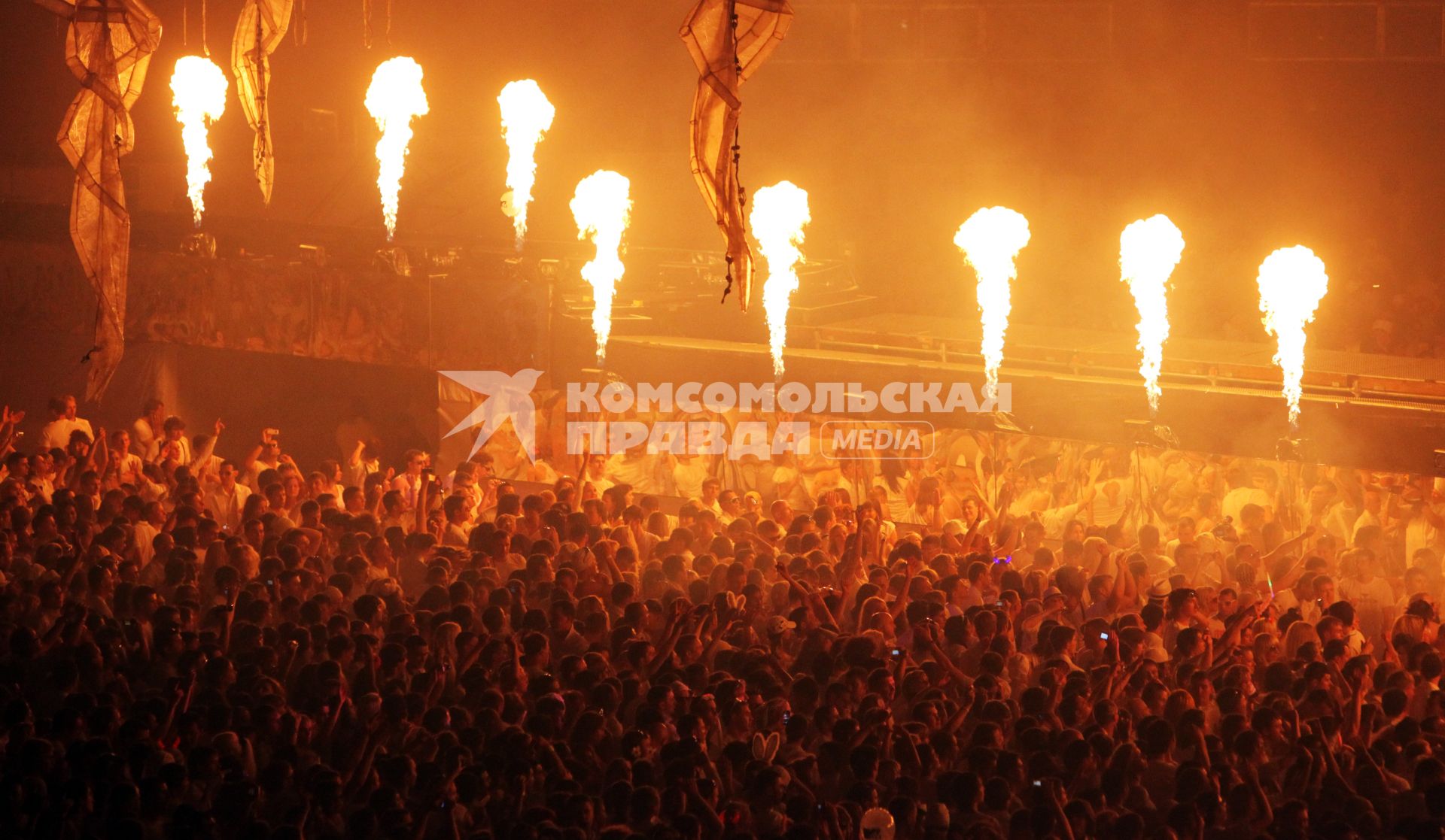 13.06..2010 sensation white сенсейшн вайт - ежегодный фестиваль электронной танцевальной музыки, организуемый компанией ID&T.