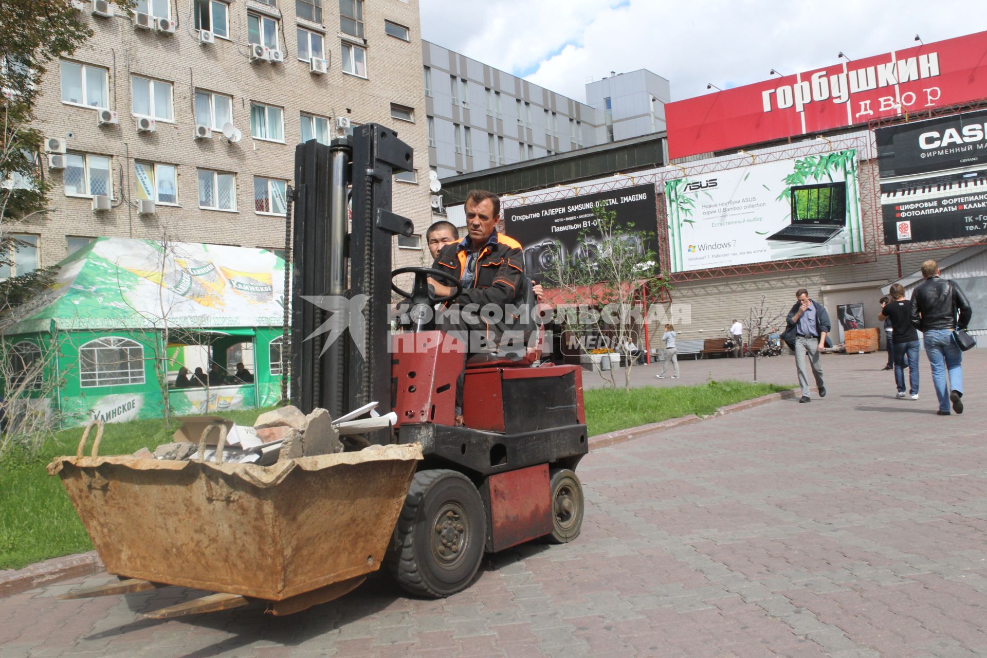 Торговый комплекс ГОРБУШКИН ДВОР, 26 августа 2010 года. Горбушка. Торговля. Бытовая компьютерная техника. Электроника.