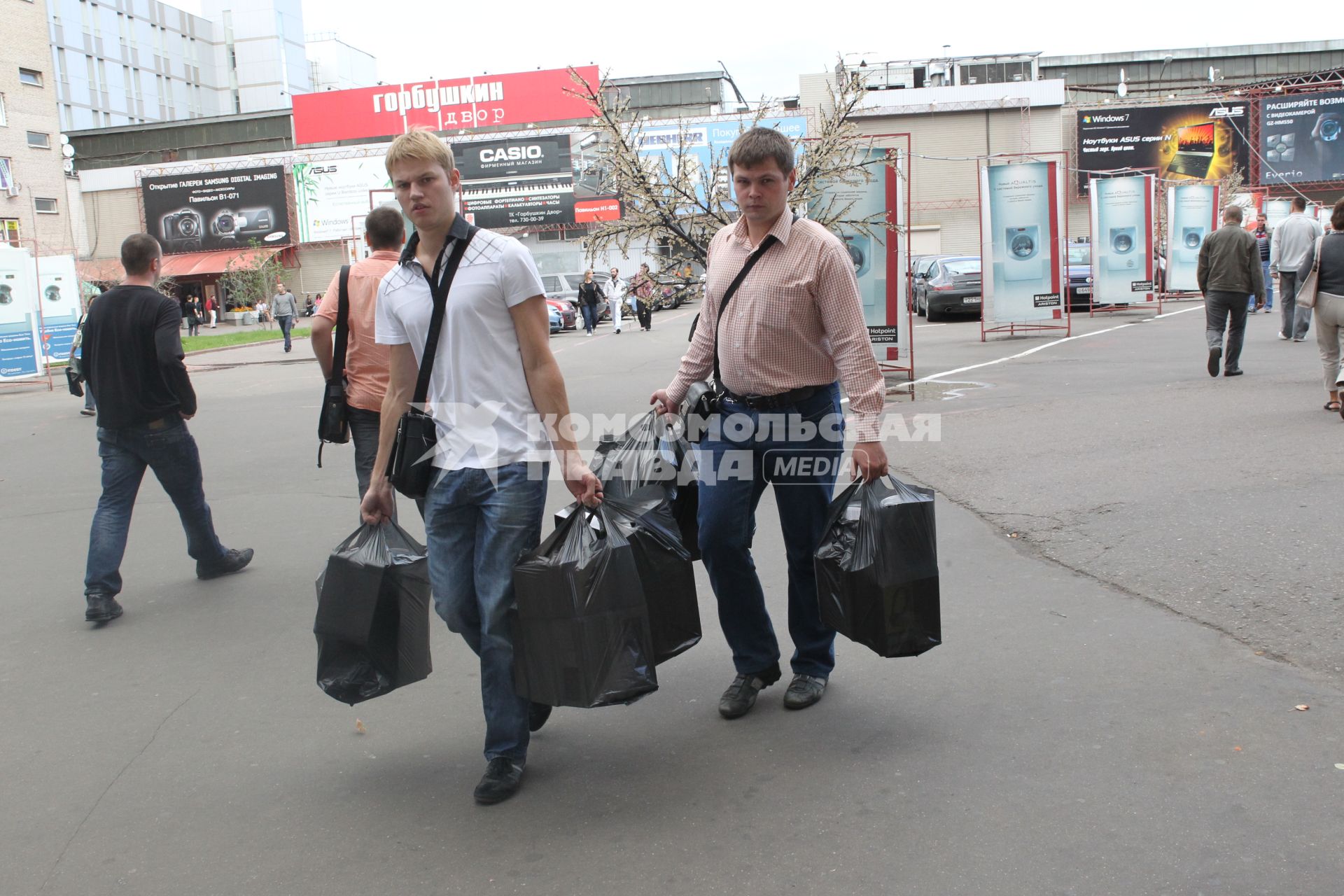 Торговый комплекс ГОРБУШКИН ДВОР, 26 августа 2010 года. Горбушка. Торговля. Бытовая компьютерная техника. Электроника. Покупка. Сумка.