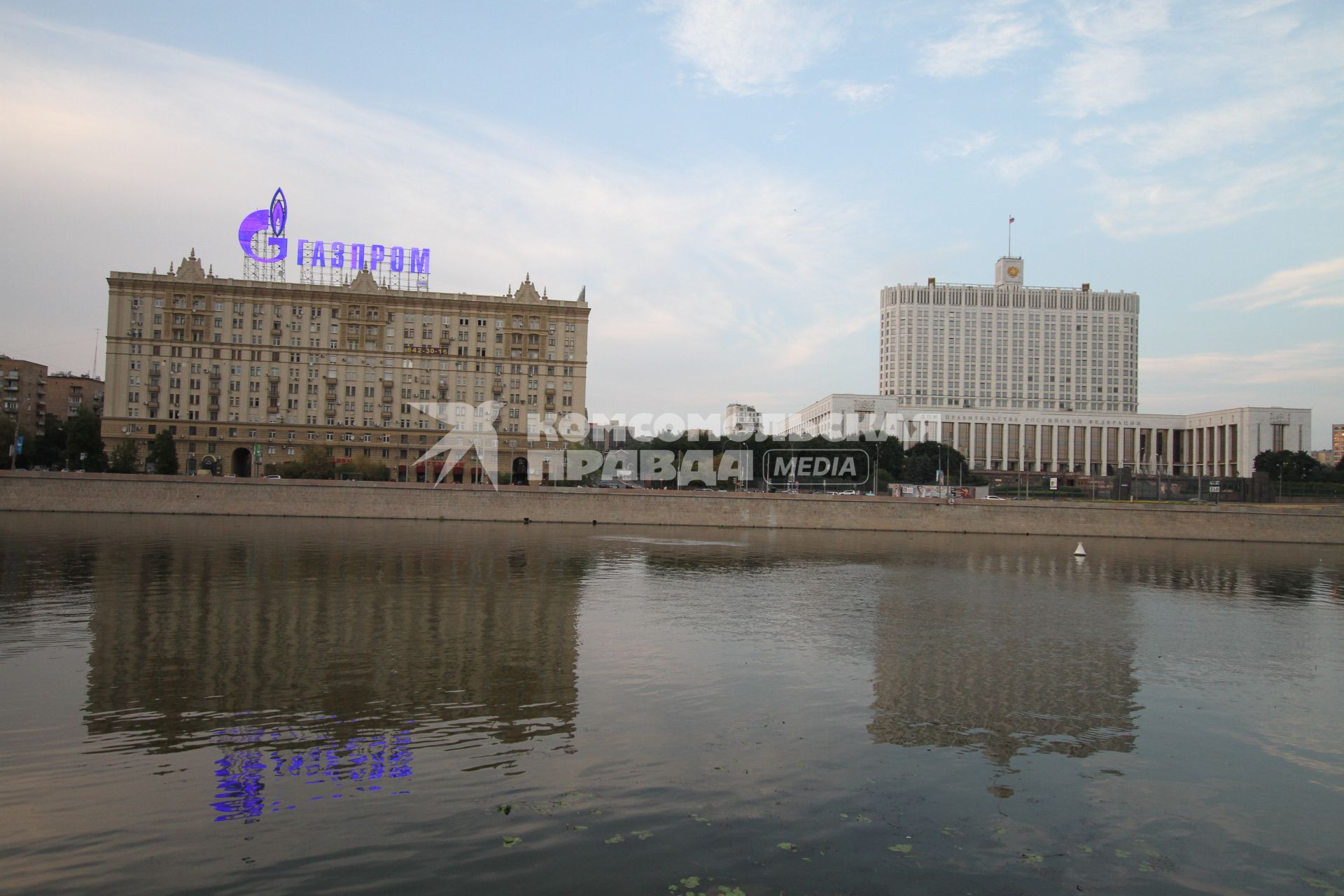 Москва, Жанр,  13 августа 2010 года. Газпром, Правительство, Набережная, Бюджет, Реклама, Дом Правительства Российской Федерации, Краснопресненская набережная, 2. Москва- река