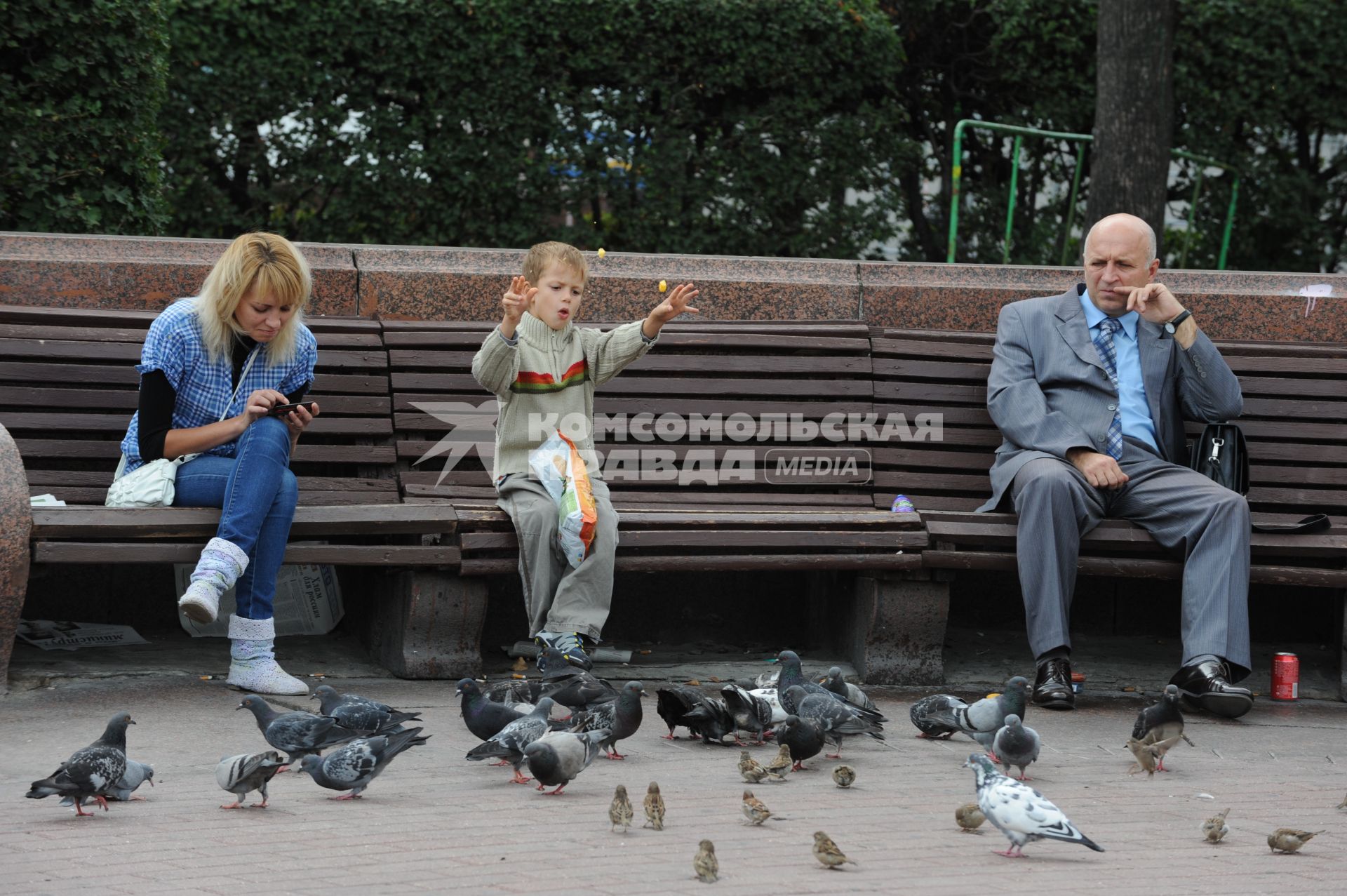 Пушкинская площадь. Москва, 26 августа 2010. Тверская. Голуби. Кормление голубей. Мать с ребенком. Пенсионер. Парк. Сквер.