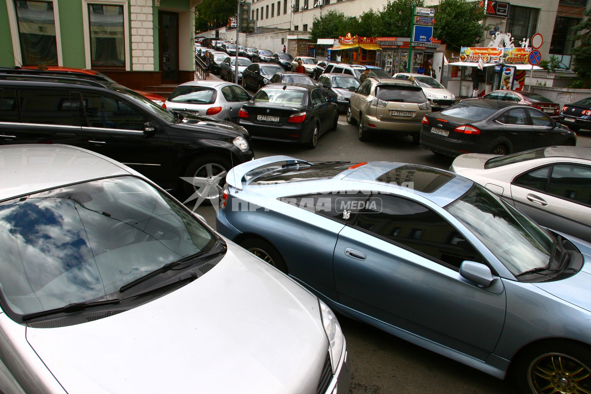 Неправильная парковка. Москва. 26.08.2010. Автомобиль. Автомобили. Нарушение правил. ПДД. Стоянка. Несоблюдение правил. Дорожное движение.