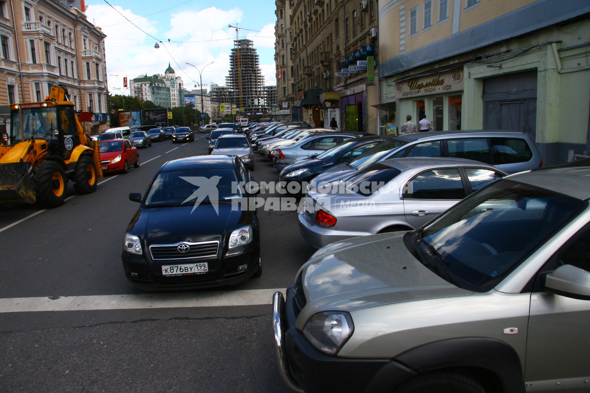 Неправильная парковка. Москва. 26.08.2010. Автомобиль. Автомобили. Нарушение правил. ПДД. Стоянка. Несоблюдение правил. Дорожное движение.