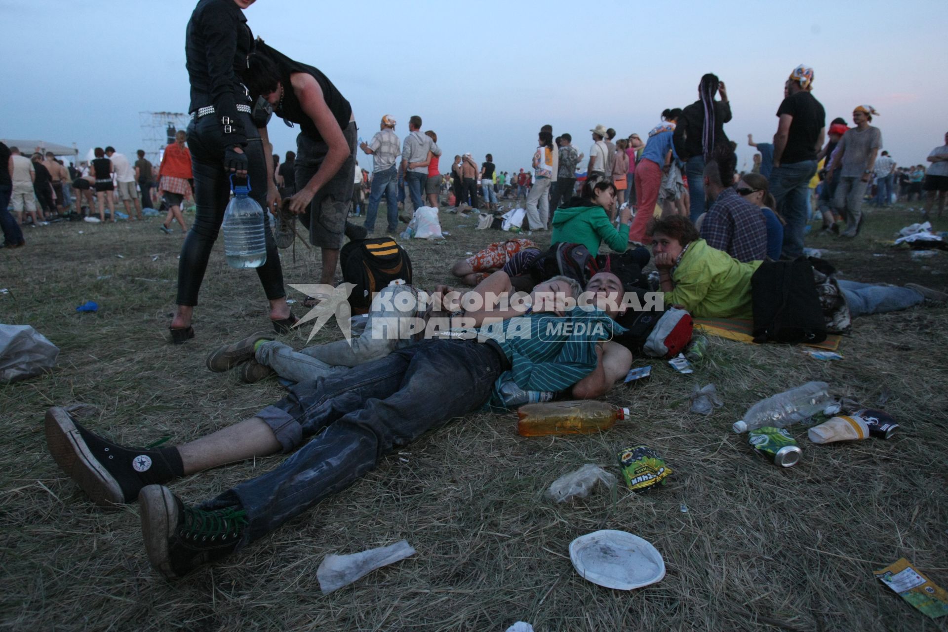 12.06.2010 Самара, поле Красный Пахарь. Панки спят во время фестиваля Рок над Волгой