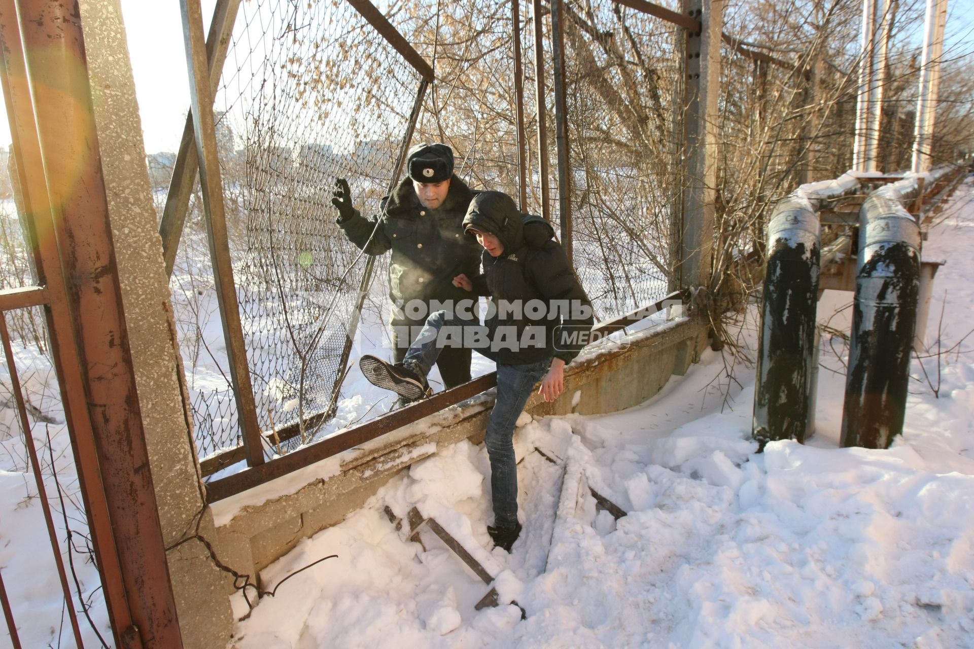 10.02.2010 Самара. Милиционер задерживает участника уличных беспорядков.