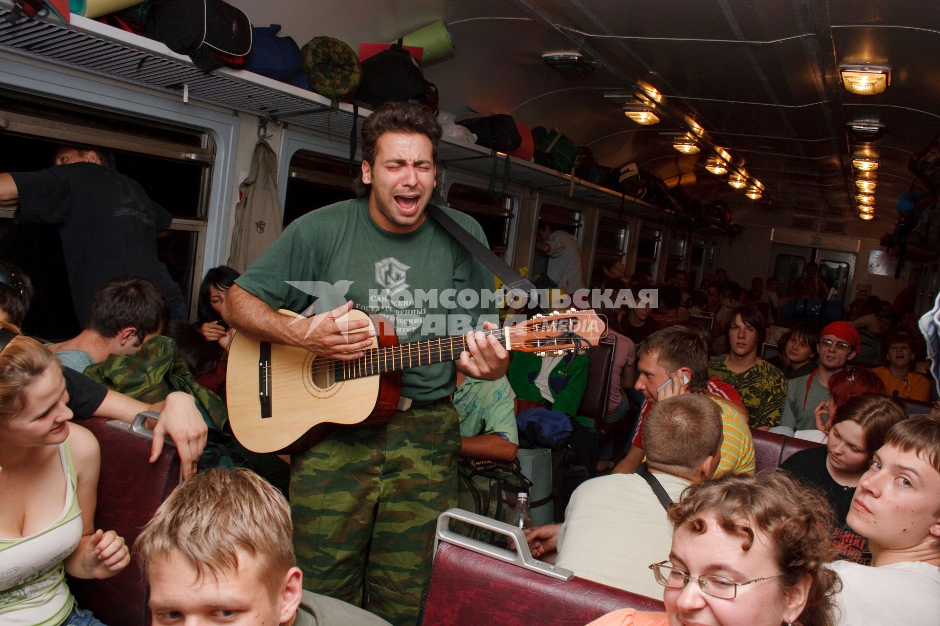 04.07.2008 Самара. Студент поет в электричке по дороге на Грушинский фестиваль