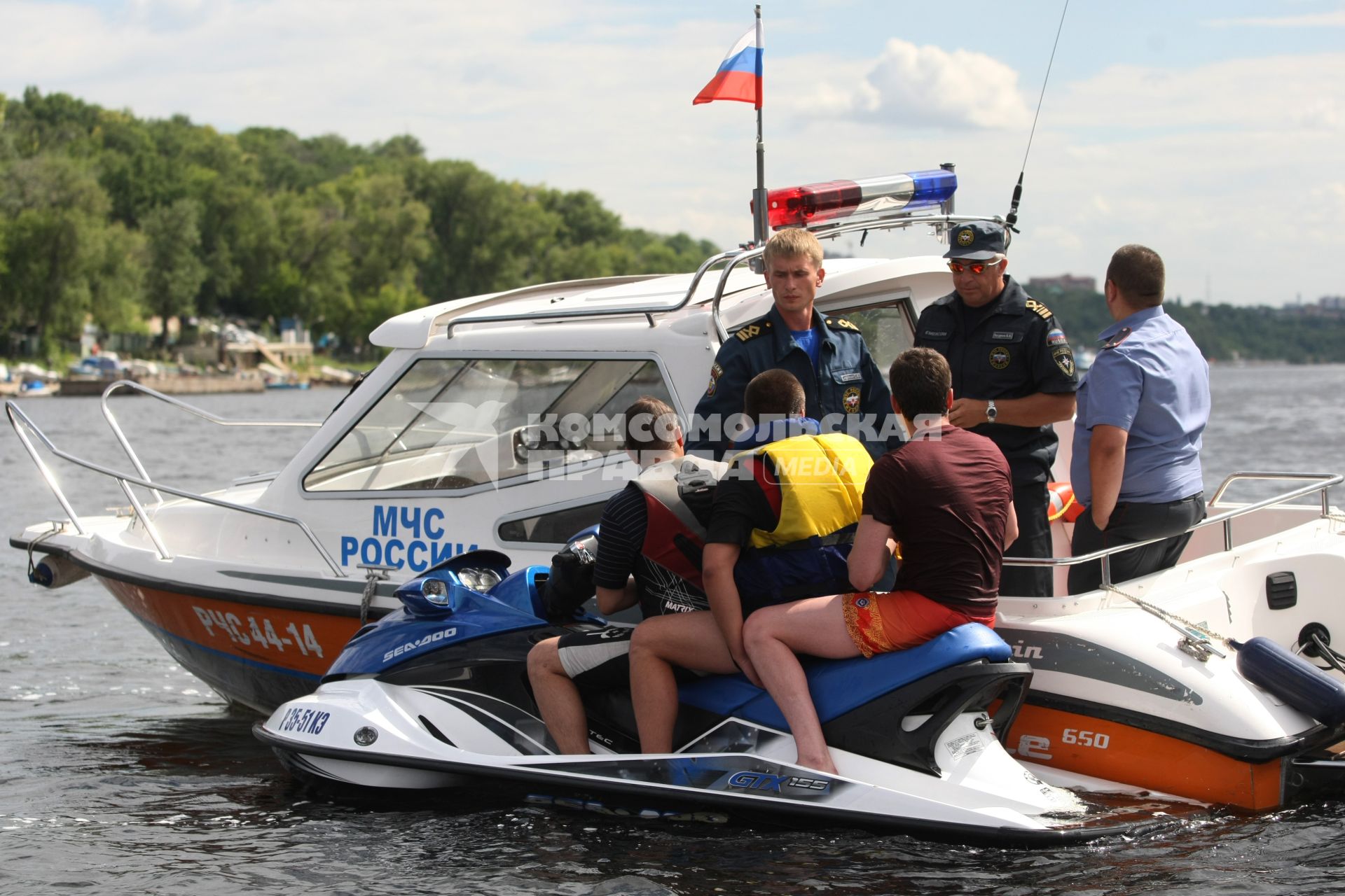 19.06.2010 Самара, река Волга. Инспектора ГИМС остановили гидроцикл во время  рейда по маломерным судам.