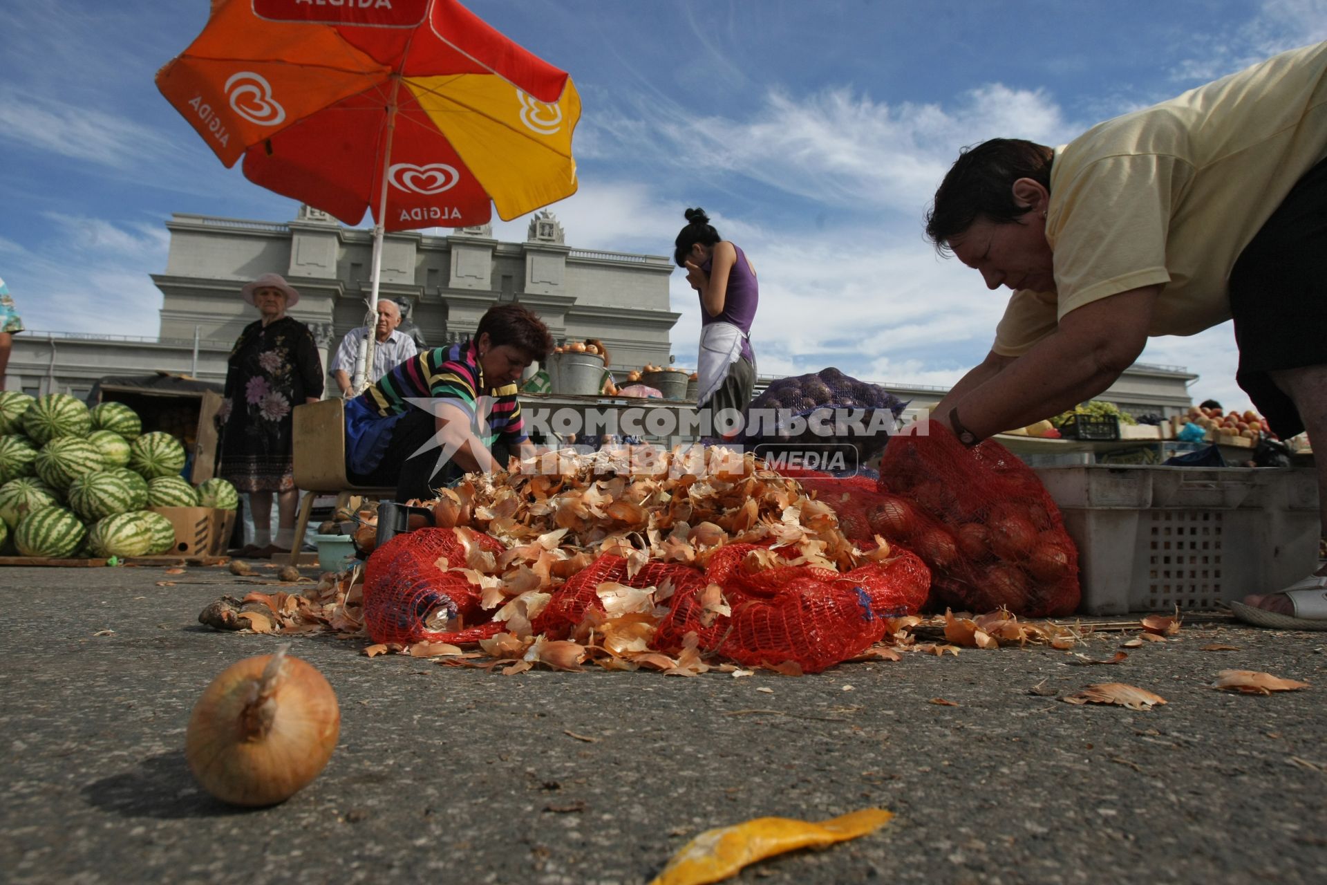 13.08.2010 Самара, Россия. Продавцы лука на городской ярмарке на Площади Куйбышева.