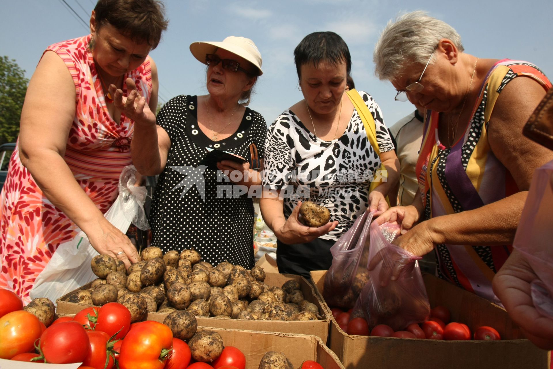 13.08.2010 Самара, Россия. Женщины покупают картошку на городской ярмарке на Площади Куйбышева.