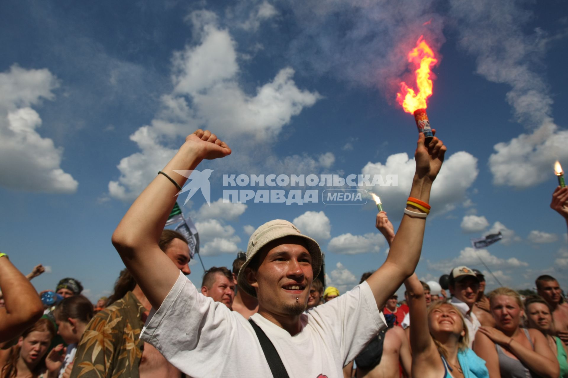 09.07.2010 Посетитель фестиваля Нашествие 2010 жгет фаер