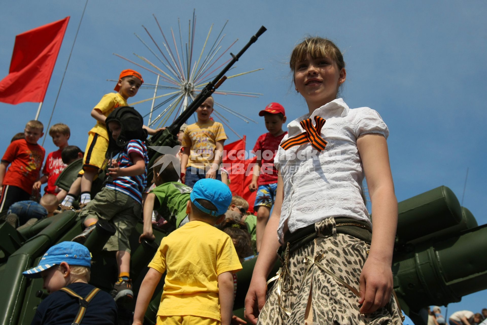 09.05.2010 Самара, площадь Куйбышева. Дети лазят по военной технике во время парада победы.