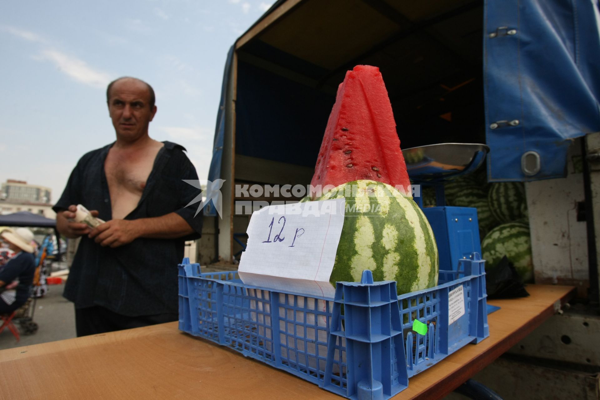 13.08.2010 Самара, Россия. Продавец арбузов на рынке.