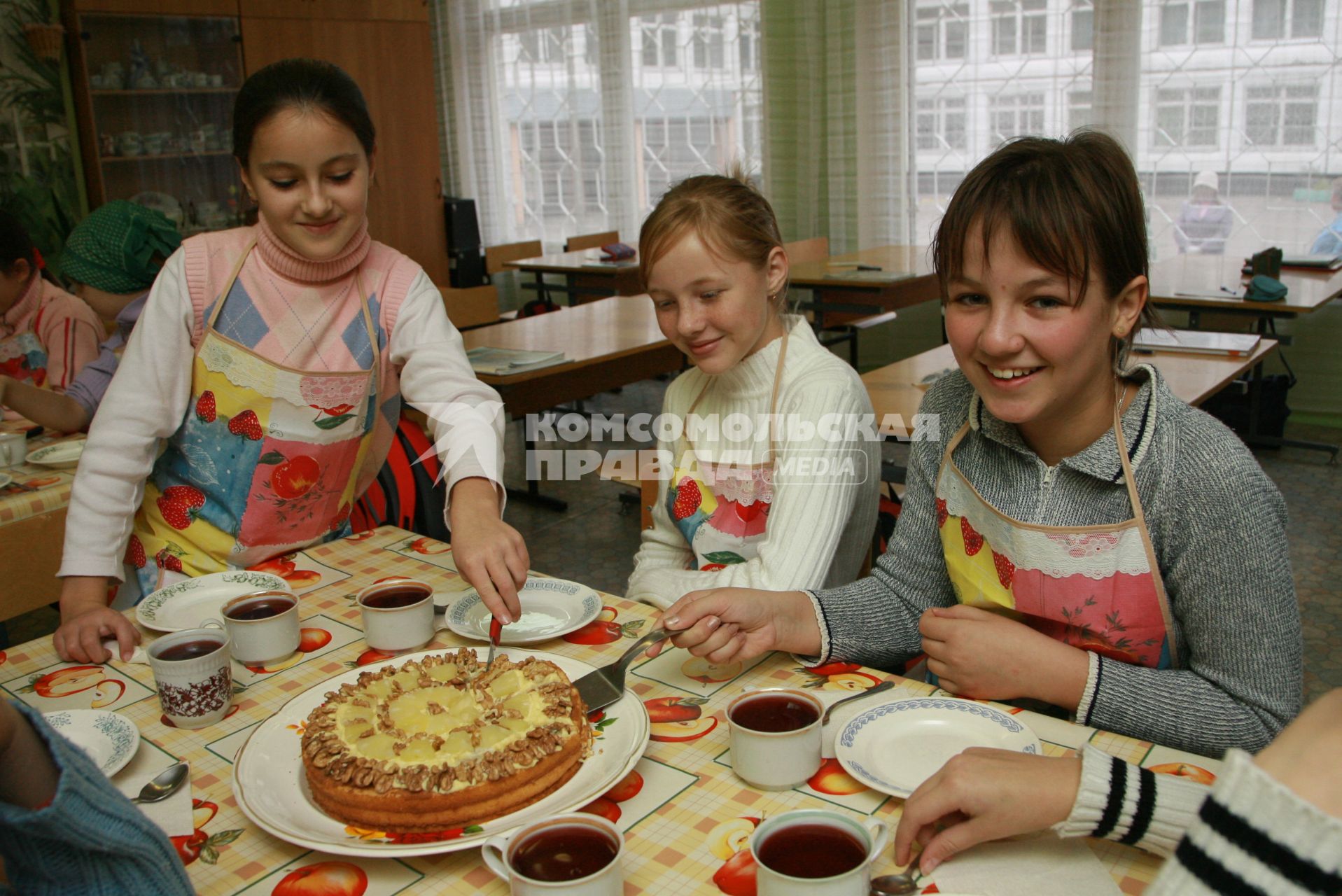 Школа, урок труда у девочек, кулинария, пирог    ФОТО: 2006 год.