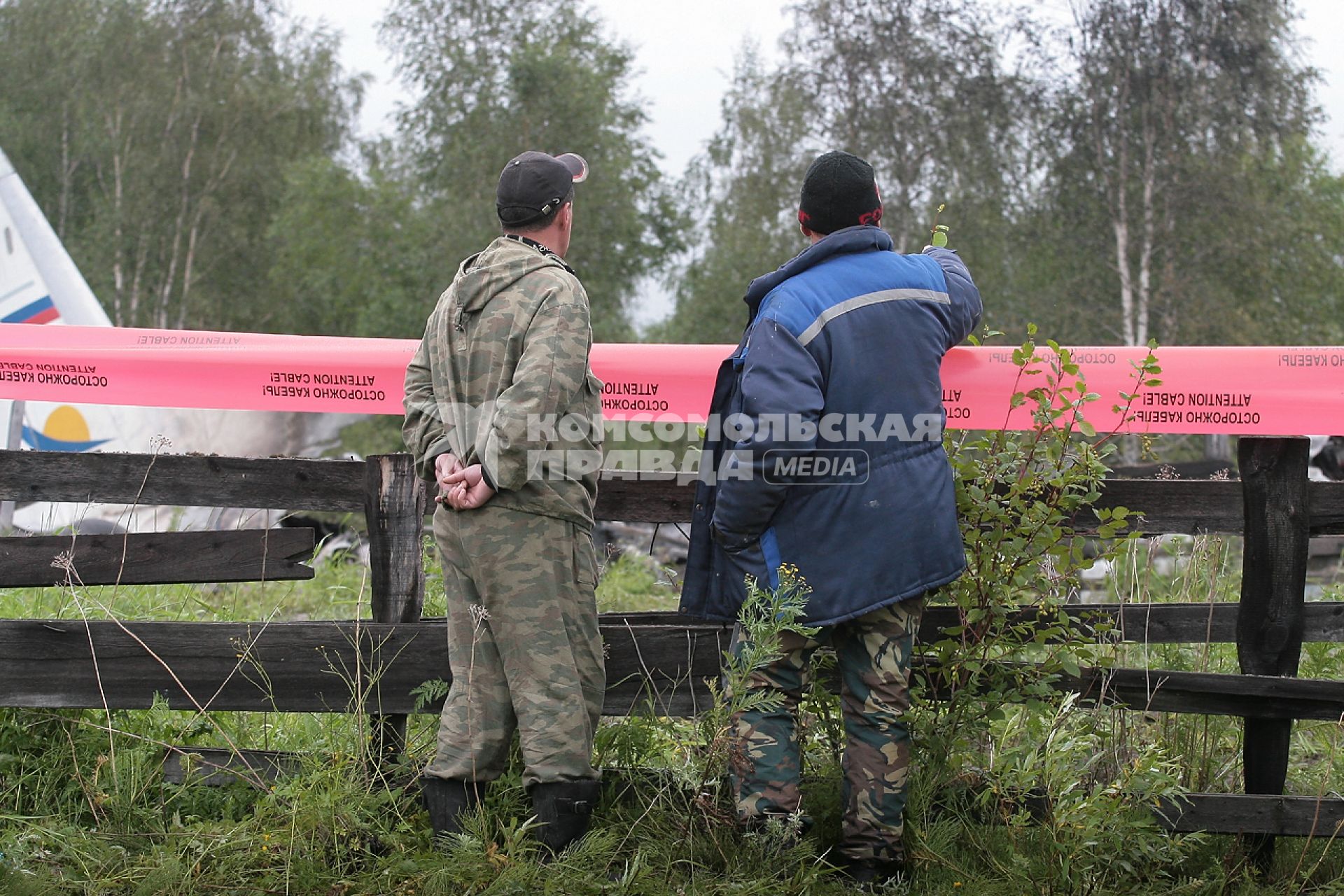 Падение самолета АН-24РВ  в г Игарка, Местные жители на масте крушения, 19 августа 2010Ремонт дорог в г Красноярске, 19 августа 2010