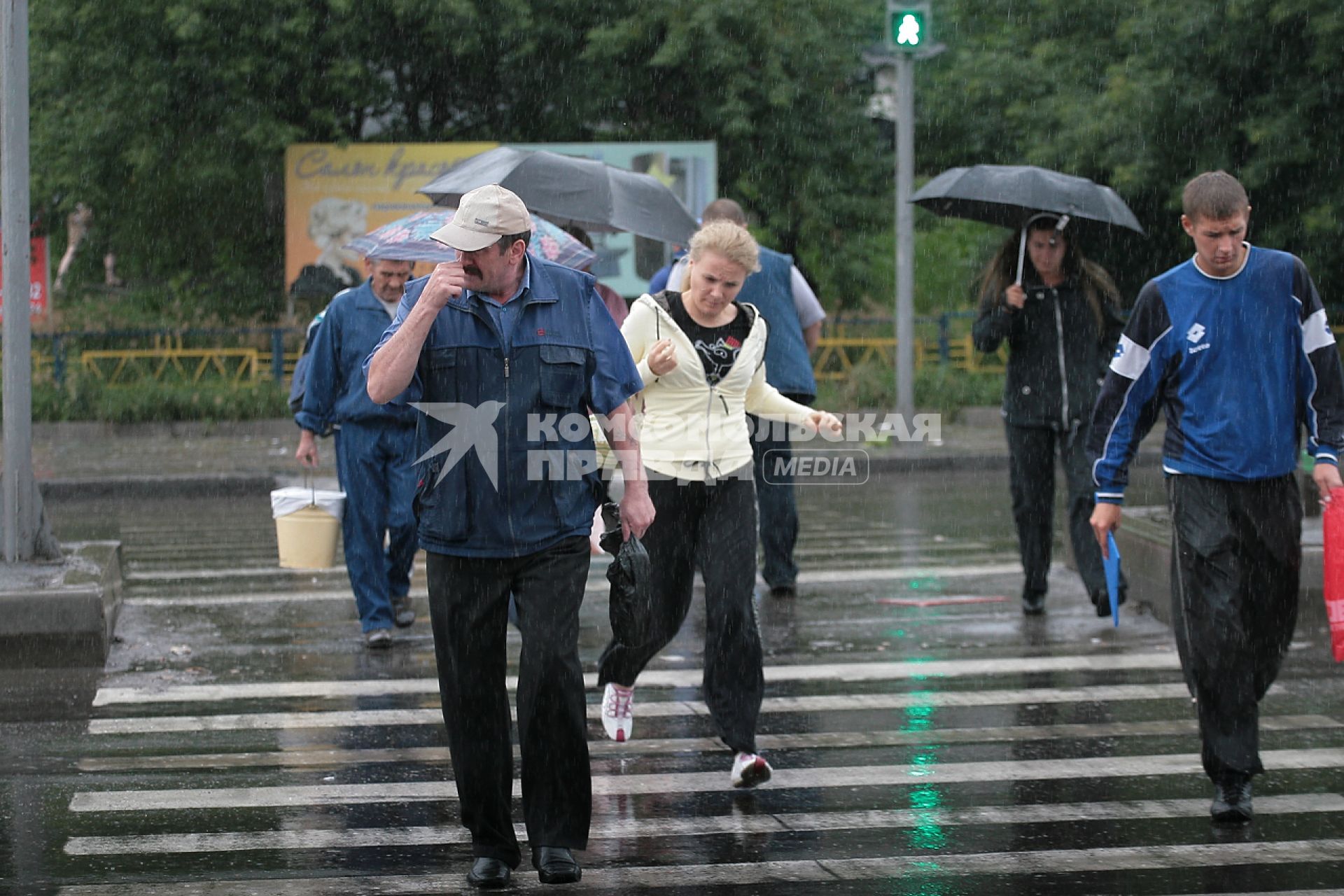 Дождь в г Красноярск, 19 августа 2010 пешеходный переход, зебра, зонты, зонт