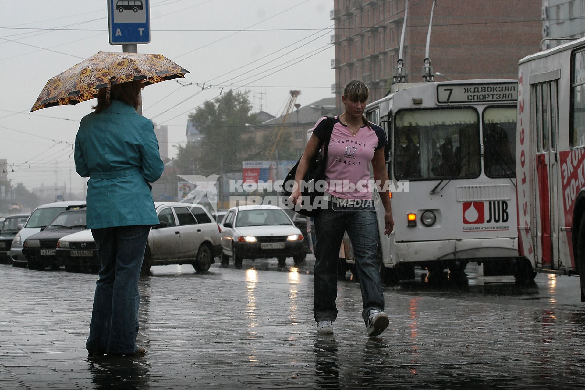 Дождь в г Красноярск, 19 августа 2010 троллейбус, троллейбусная остановка, зонт