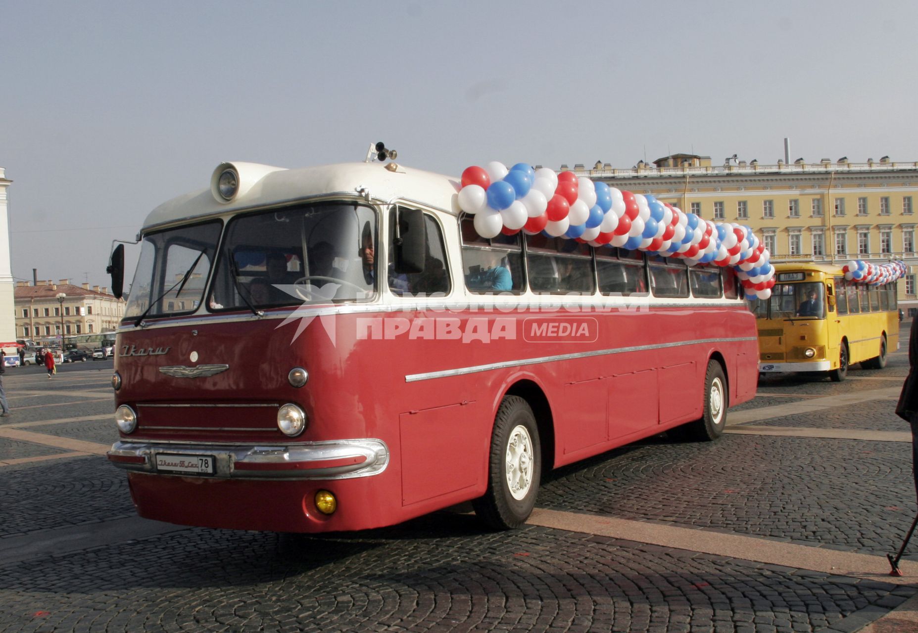 27.09.2006 Украшенный воздушными шарами, праздничный автобус модели Ikarus-lux Икарус, начинает движение с Сенатской площади.