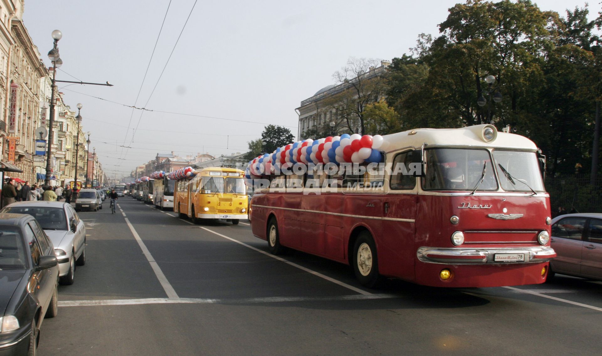 27.09.2006 Украшенный воздушными шарами раритетный автобус \\\"Ikarus-lux\\\" Икарус на улицах Санкт-Петербурга.