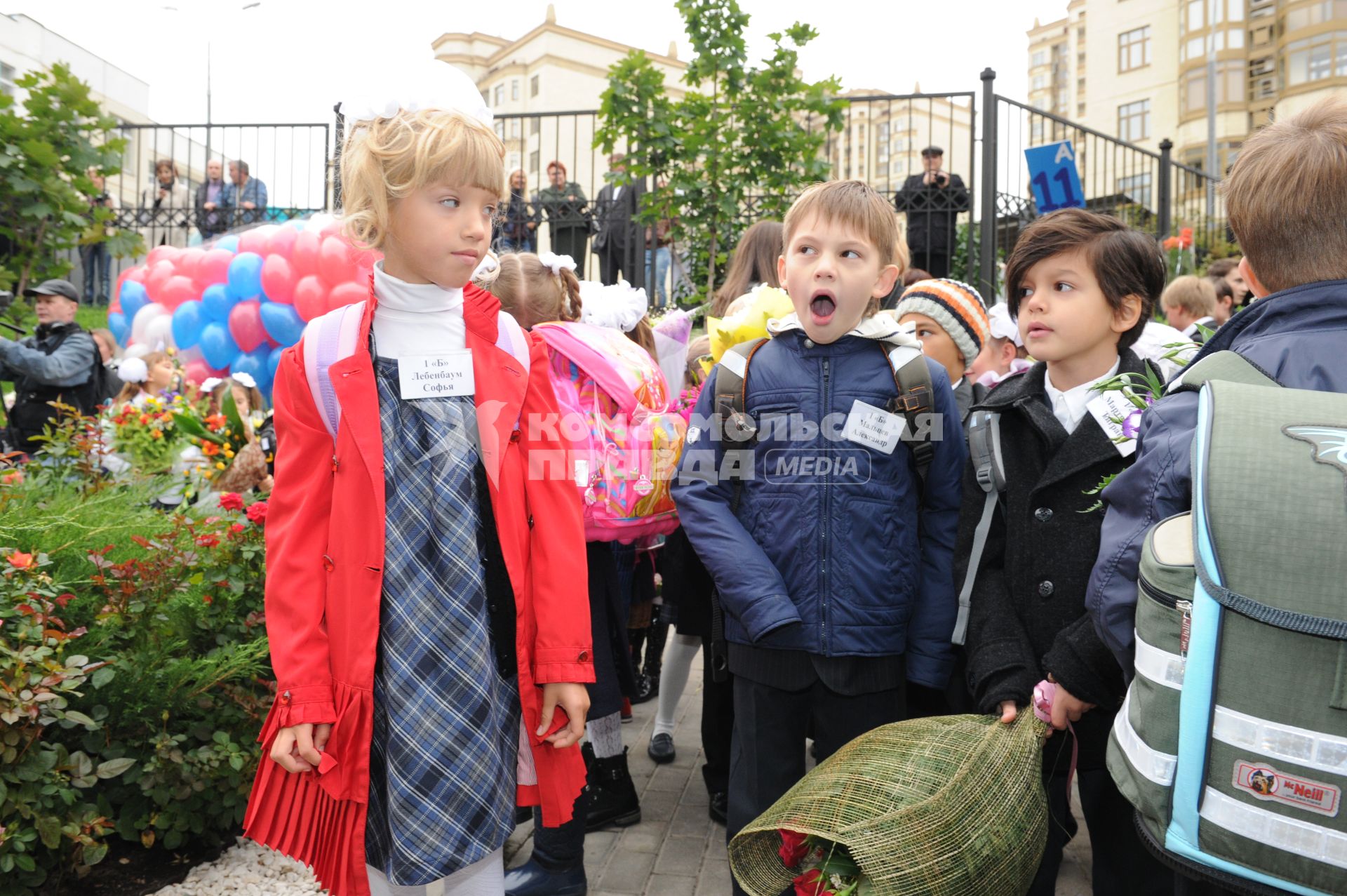 1 сентября 2010 года. День знаний. На снимке: Дочь Елены Воробей Соня в в первом классе. Школа. Образование. 1 класс. Первоклассник. Учеба. Ученик. Праздник.