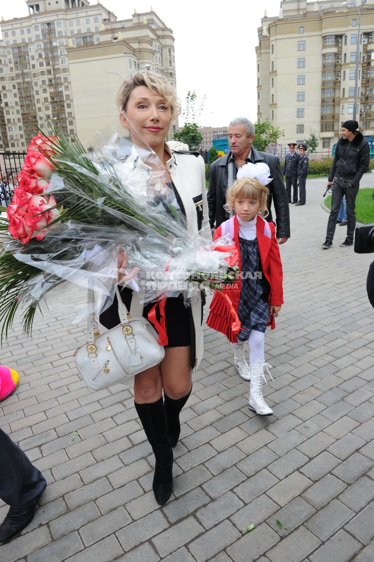 1 сентября 2010 года. День знаний. На снимке: Елена Воробей ведет дочь Соню в школу. Школа. Образование. 1 класс. Первоклассник. Учеба. Ученик. Праздник.