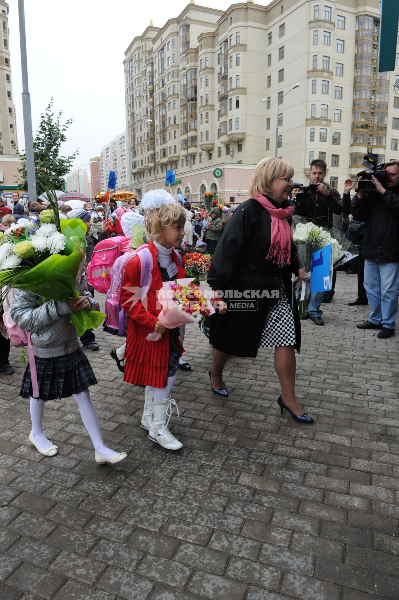 1 сентября 2010 года. День знаний. На снимке: Дочь Елены Воробей Соня в в первом классе. Школа. Образование. 1 класс. Первоклассник. Учеба. Ученик. Праздник.