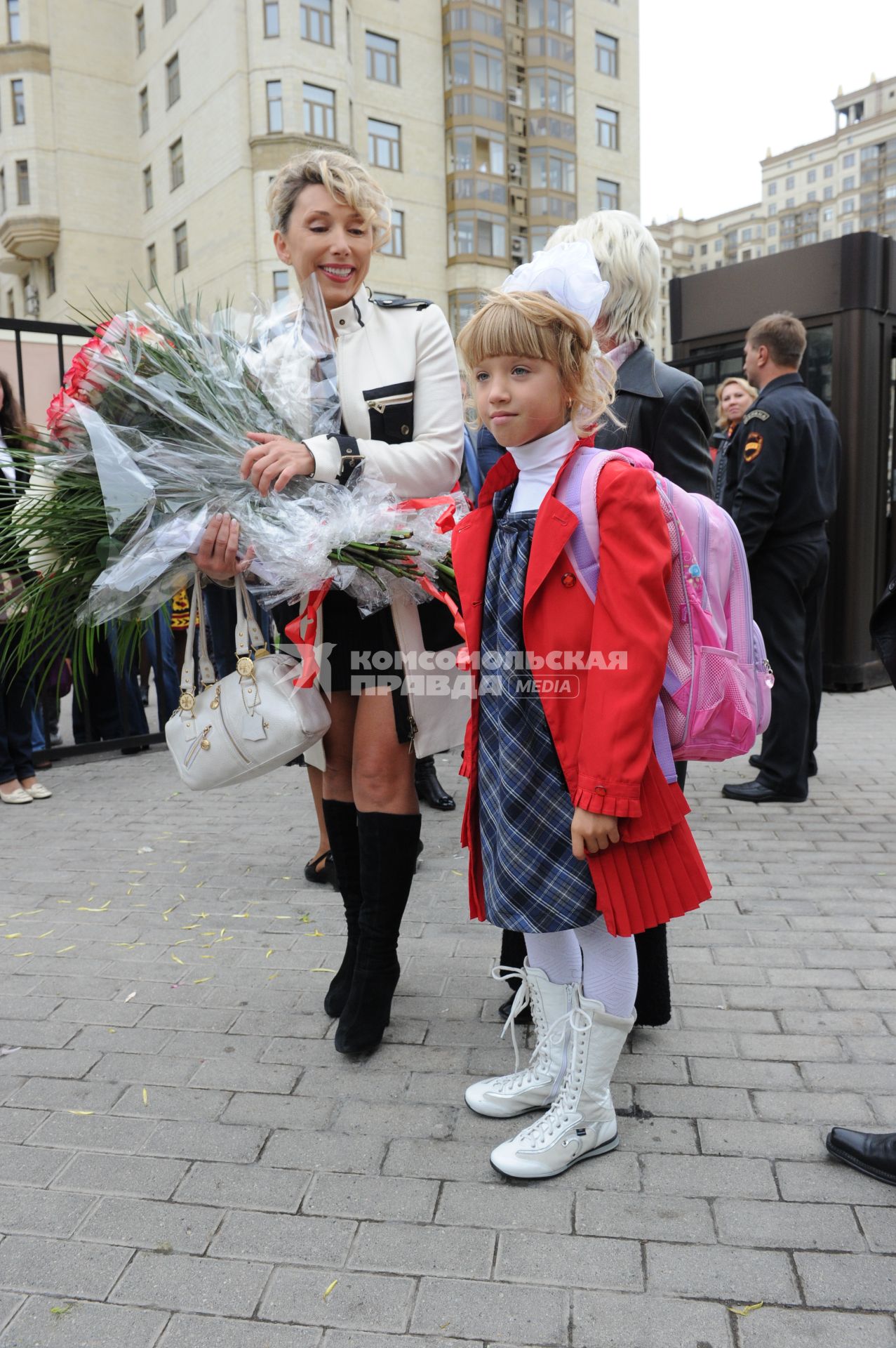 1 сентября 2010 года. День знаний. На снимке: Елена Воробей ведет дочь Соню в школу. Школа. Образование. 1 класс. Первоклассник. Учеба. Ученик. Праздник.