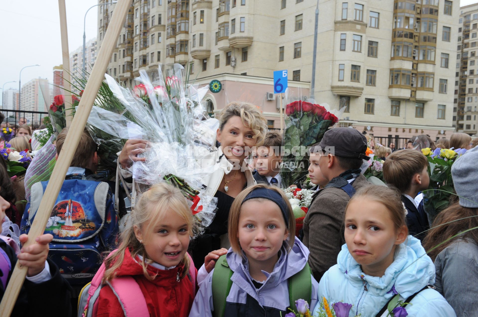 1 сентября 2010 года. День знаний. На снимке: Елена Воробей ведет дочь Соню в школу. Школа. Образование. 1 класс. Первоклассник. Учеба. Ученик. Праздник.