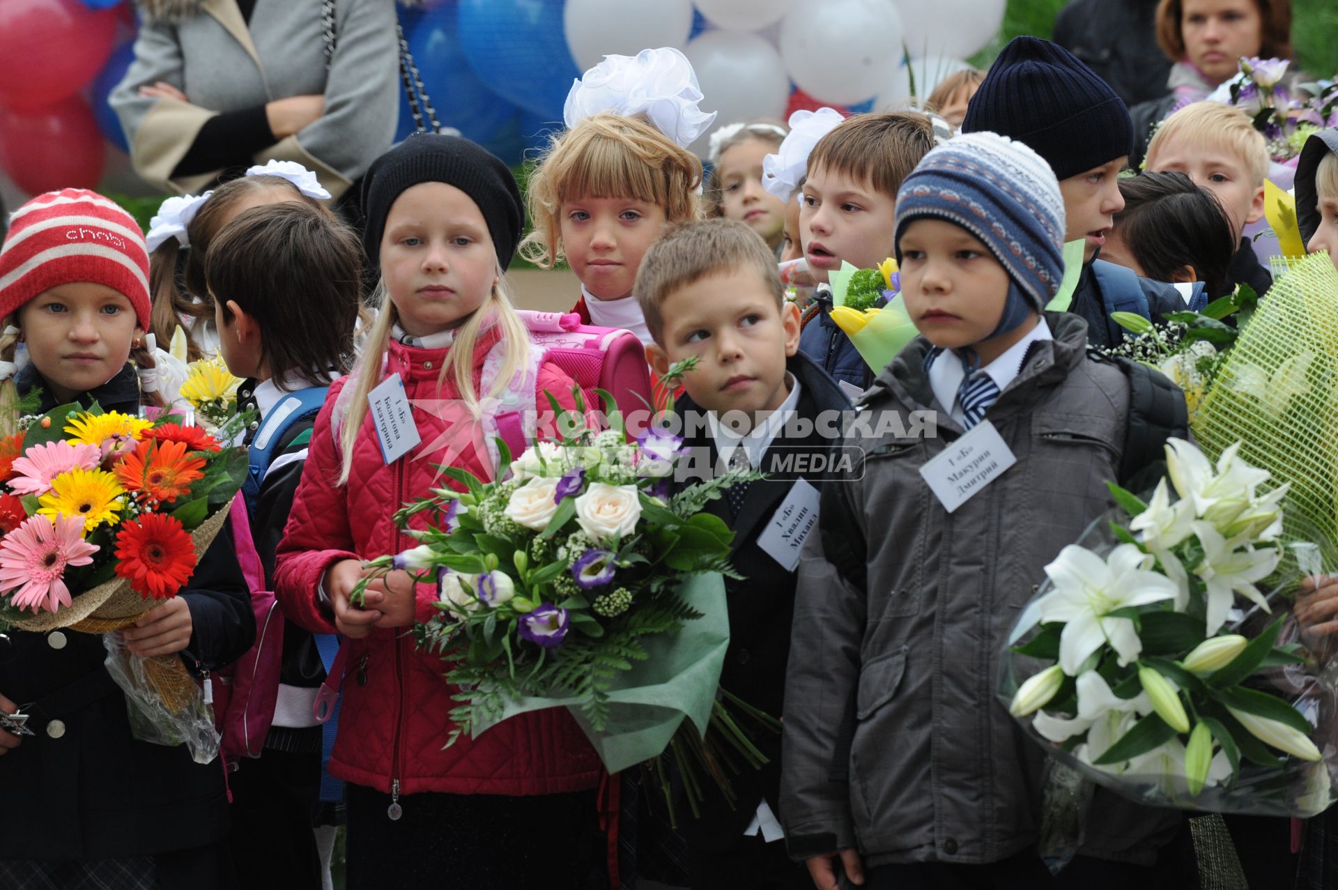 1 сентября 2010 года. День знаний. На снимке: Дочь Елены Воробей Соня в в первом классе. Школа. Образование. 1 класс. Первоклассник. Учеба. Ученик. Праздник. Цветы.