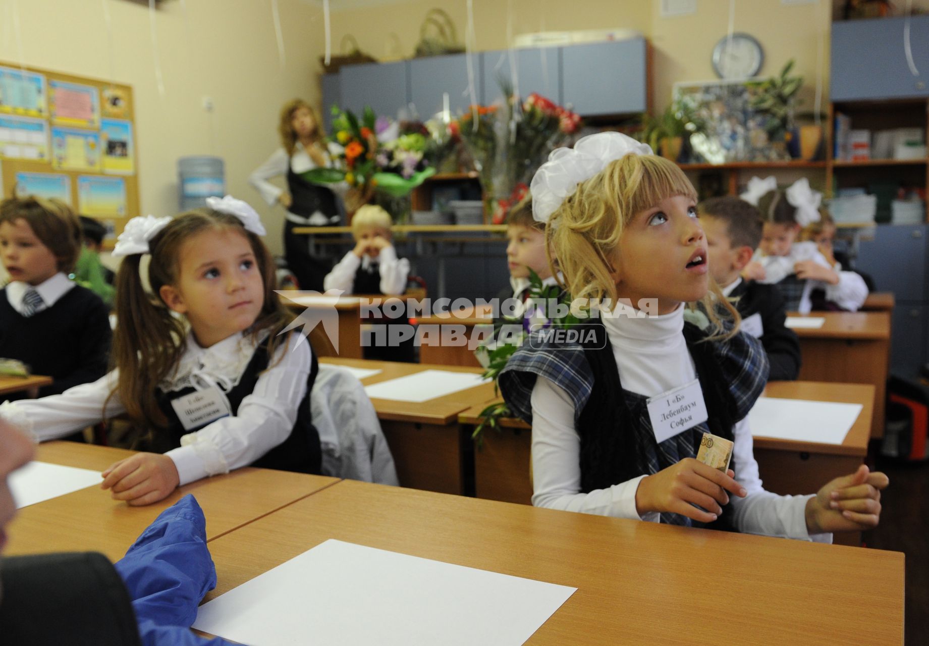 1 сентября 2010 года. День знаний. На снимке: Дочь Елены Воробей Соня в в первом классе. Школа. Образование. 1 класс. Первоклассник. Учеба. Ученик. Праздник.