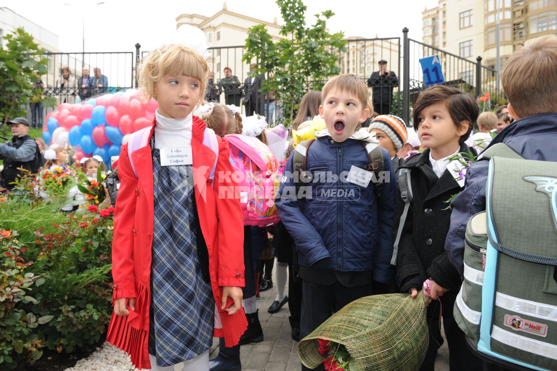 1 сентября 2010 года. День знаний. На снимке: Дочь Елены Воробей Соня в в первом классе. Школа. Образование. 1 класс. Первоклассник. Учеба. Ученик. Праздник.