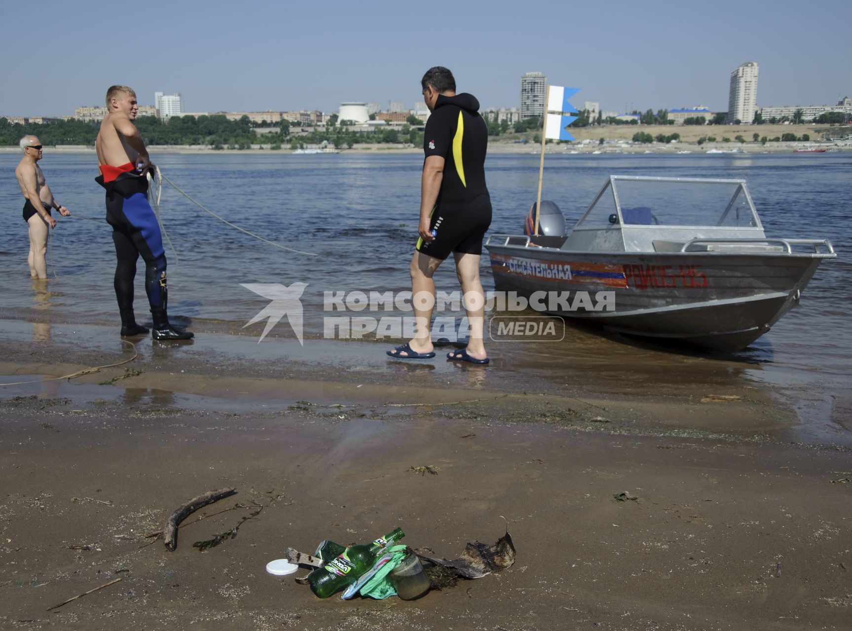 16 июня 2010. Волгоград. В предверии начала купального сезона водолазы очищают дно Волги на Центральном пляже Волгограда.