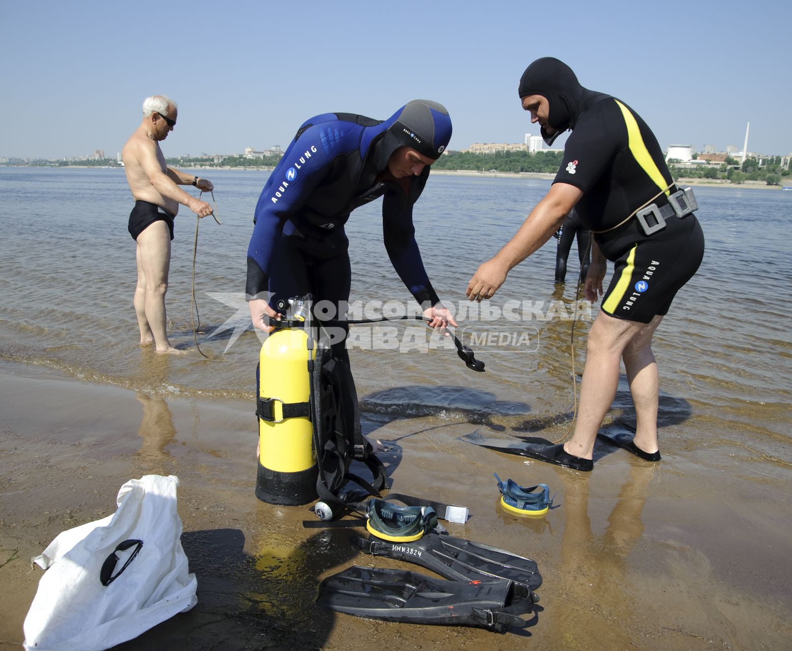 16 июня 2010. Волгоград. В предверии начала купального сезона водолазы очищают дно Волги на Центральном пляже Волгограда.