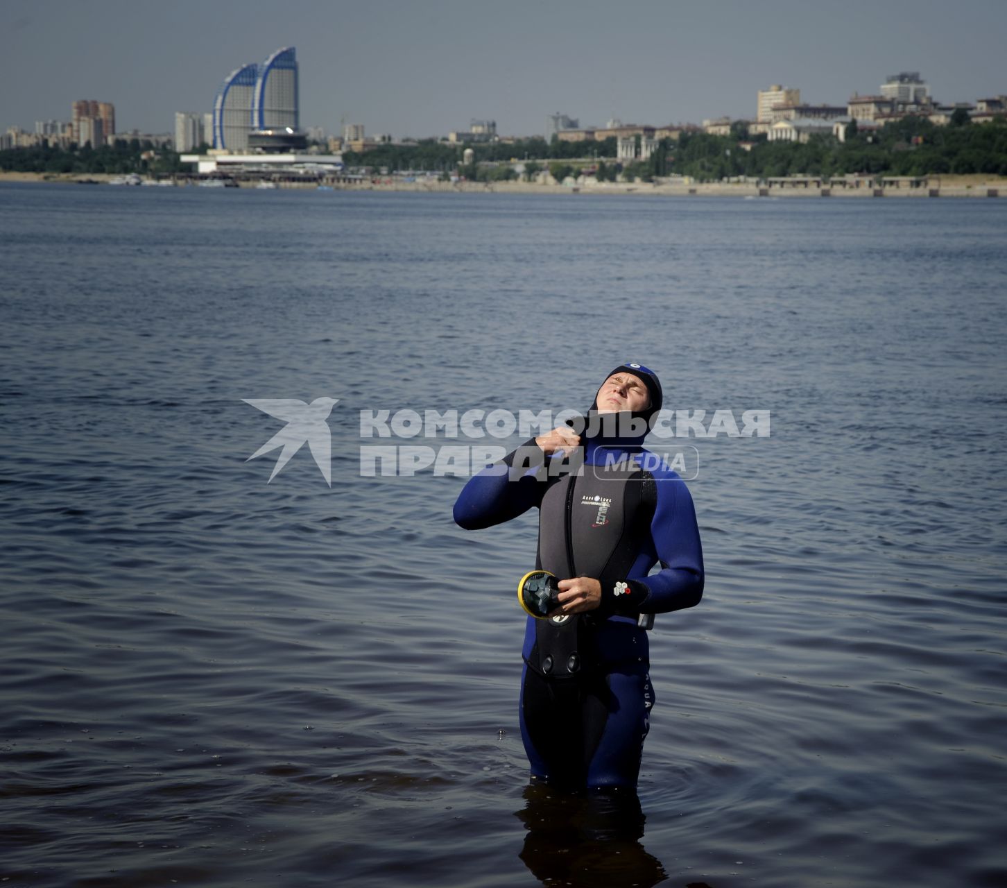 16 июня 2010. Волгоград. В предверии начала купального сезона водолазы очищают дно Волги на Центральном пляже Волгограда.