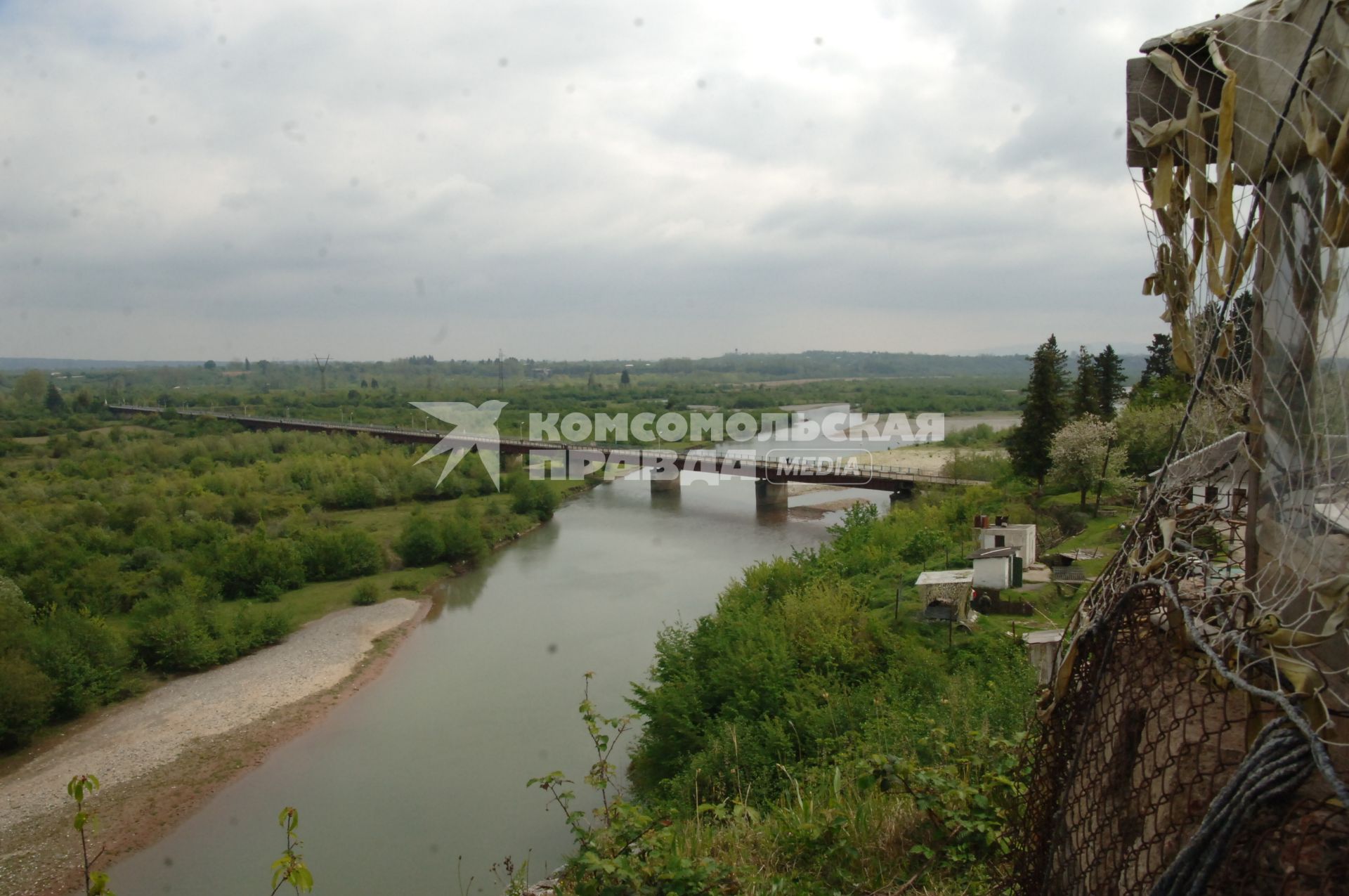 Группировка российских войск в Абхазии, август 2010 года. Граница. Пограничник. Армия. Мост через реку Псоу. Наблюдательный пункт.