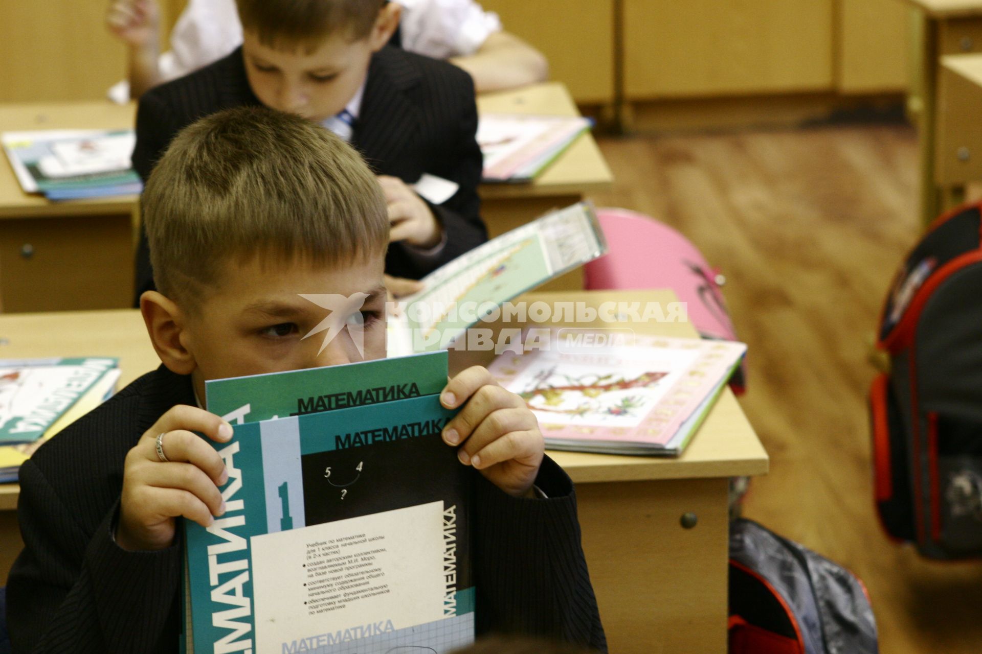 Первое сентября в московской школе. Первоклассник. Школа. Ученик. Образование. Учебник. Математика. Урок. Класс.