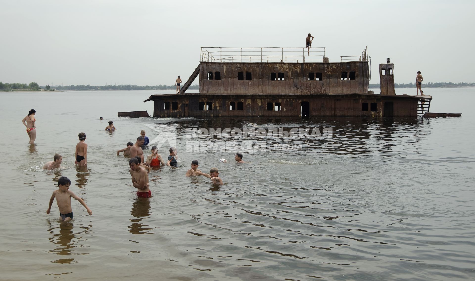 июнь 2010. Волгоград. Начало купального сезона на пляжах города.