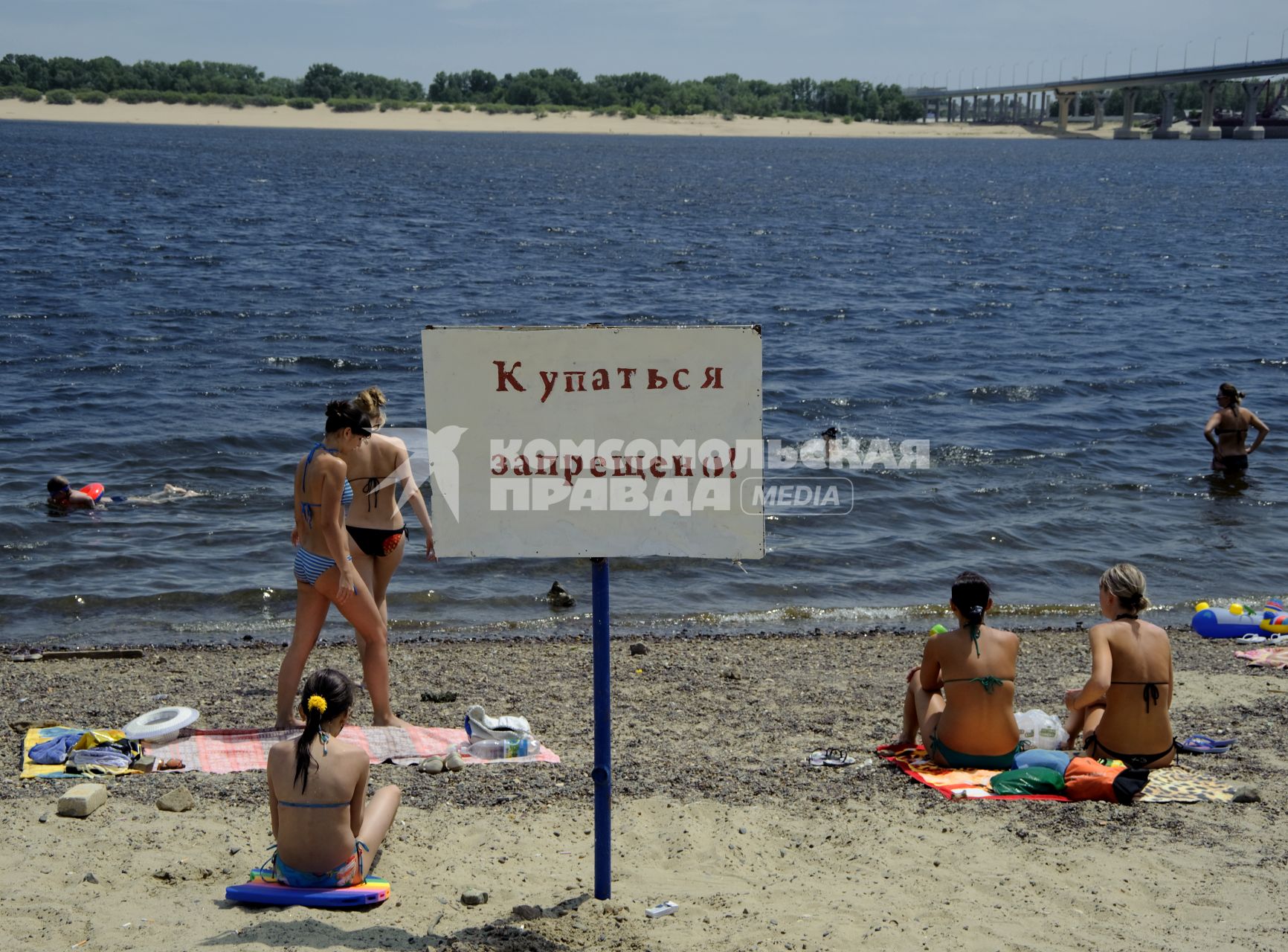 июнь 2010. Волгоград. Начало купального сезона на пляжах города.