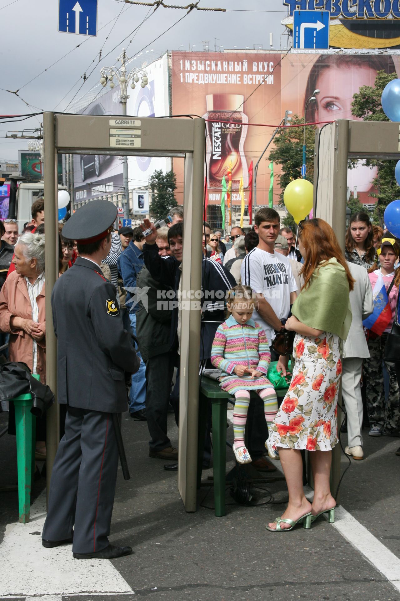 2 сентября 2006 года. День города.Турникеты на Тверской улице. Милиция. Праздник. Гулянье.