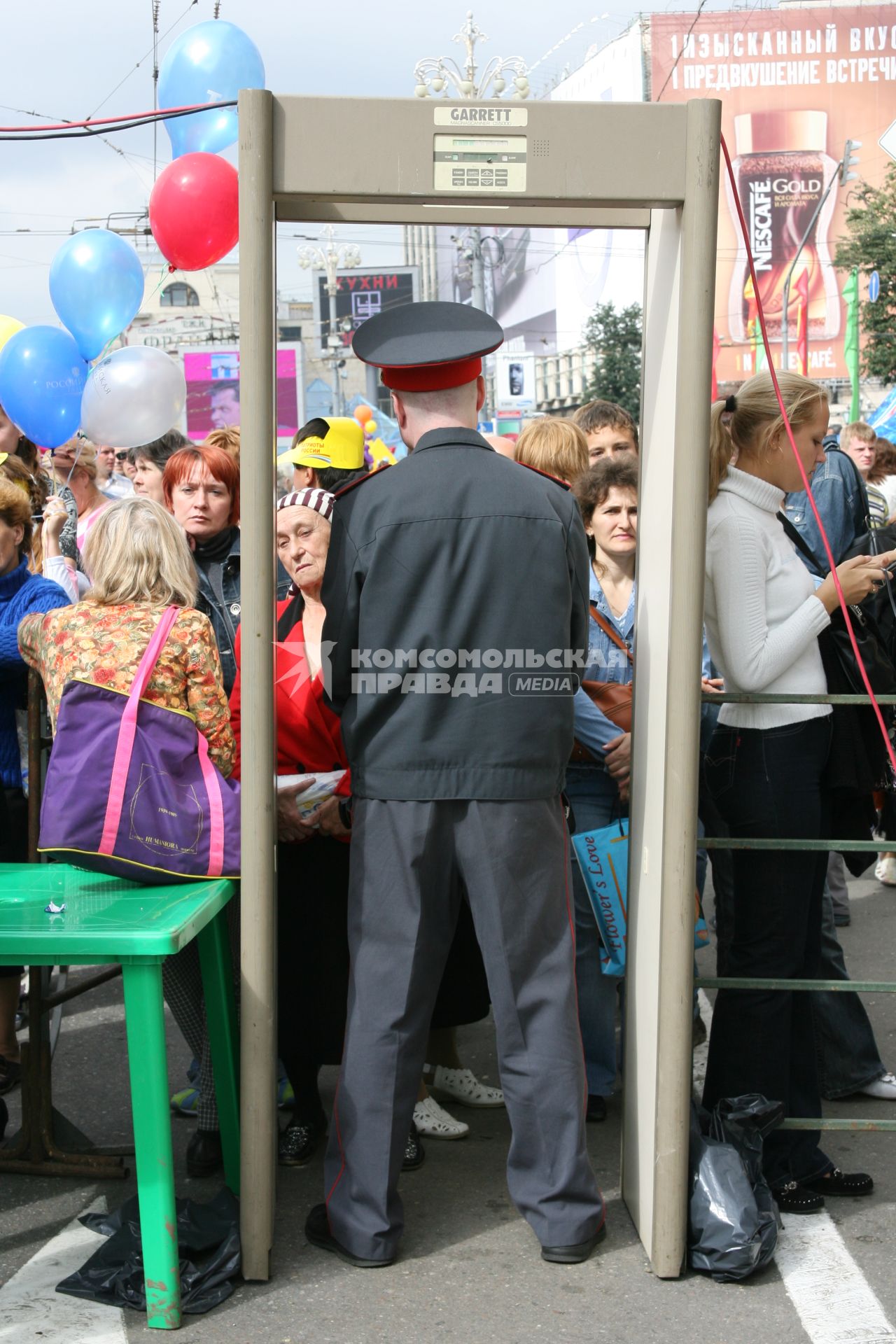 2 сентября 2006 года. День города.Турникеты на Тверской улице. Милиция. Праздник. Гулянье.