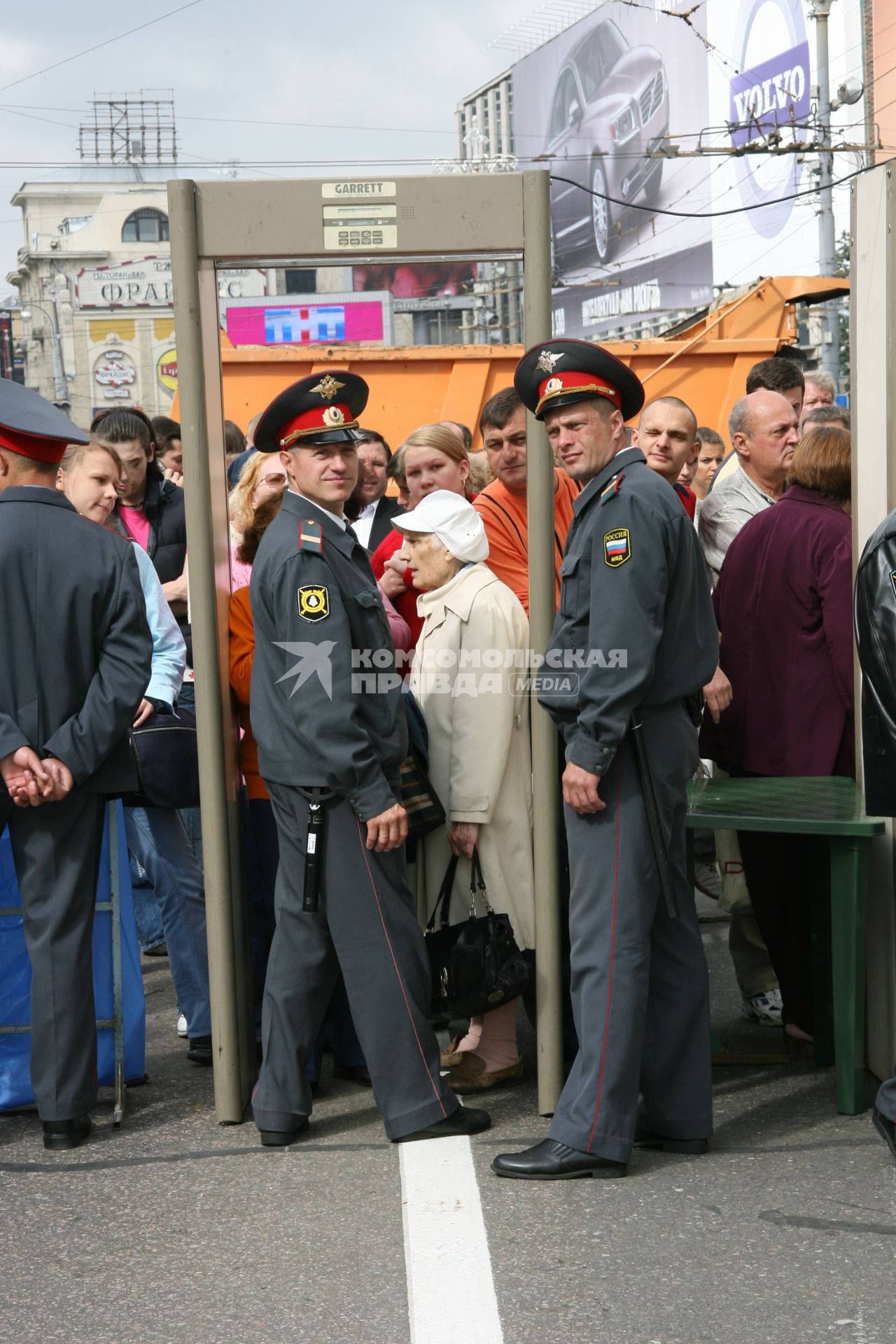 2 сентября 2006 года. День города.Турникеты на Тверской улице. Милиция. Праздник. Гулянье.