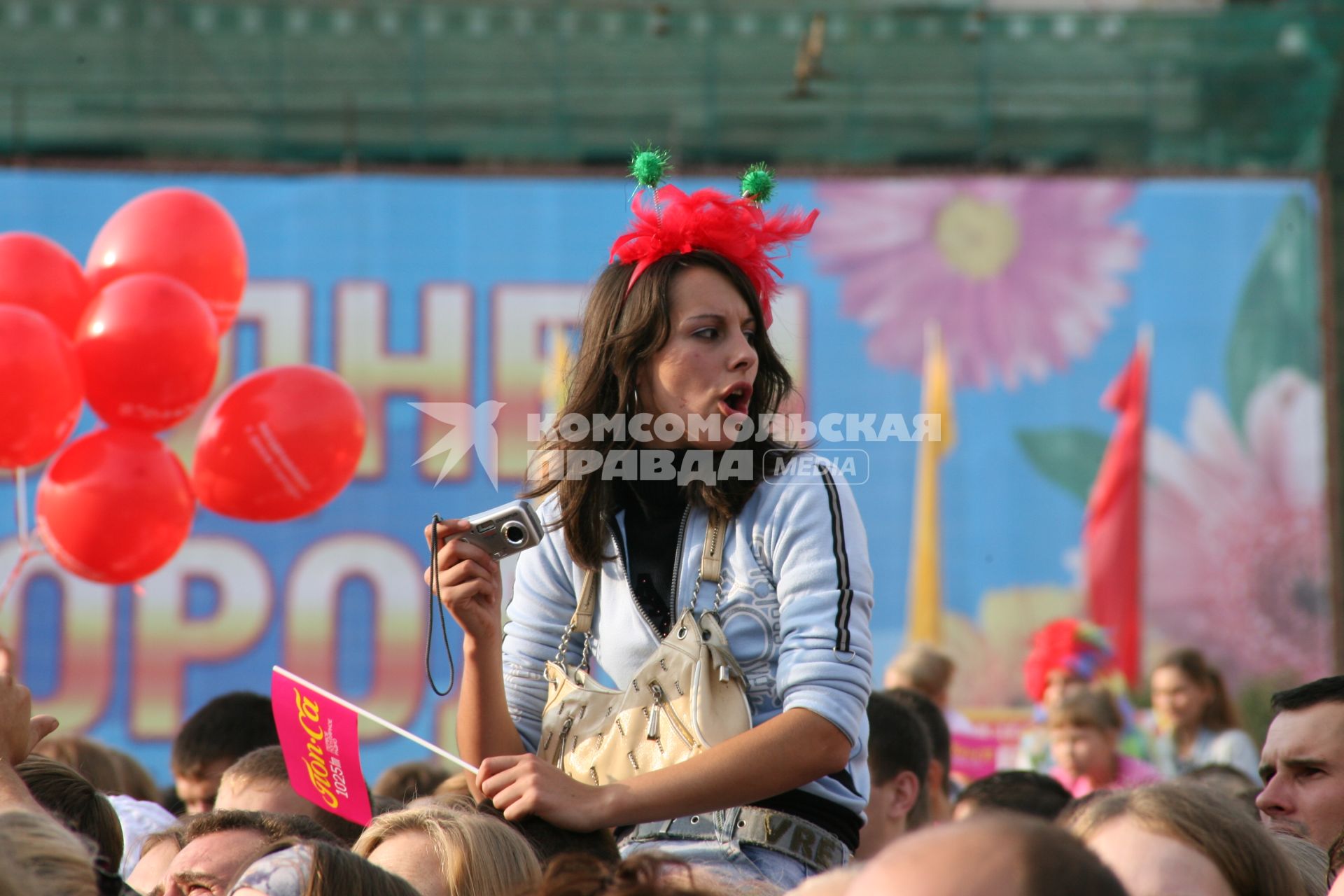 2 сентября 2006 года. День города. Тверская улица. Девушка над толпой. Праздник. Гулянье. Толпа.