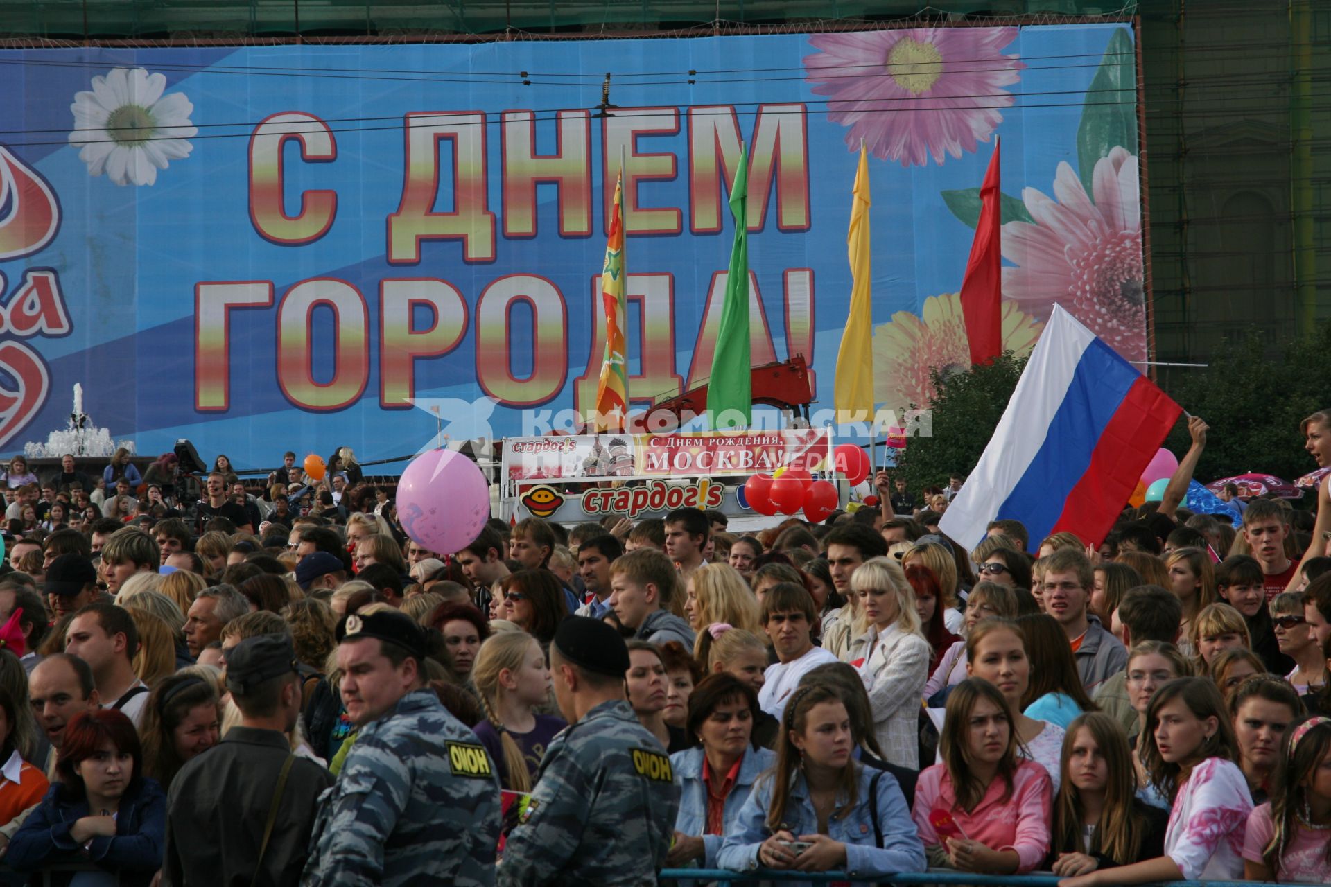 2 сентября 2006 года. День города. Праздник. Гулянье. Толпа. Милиция. ОМОН. Флаг.