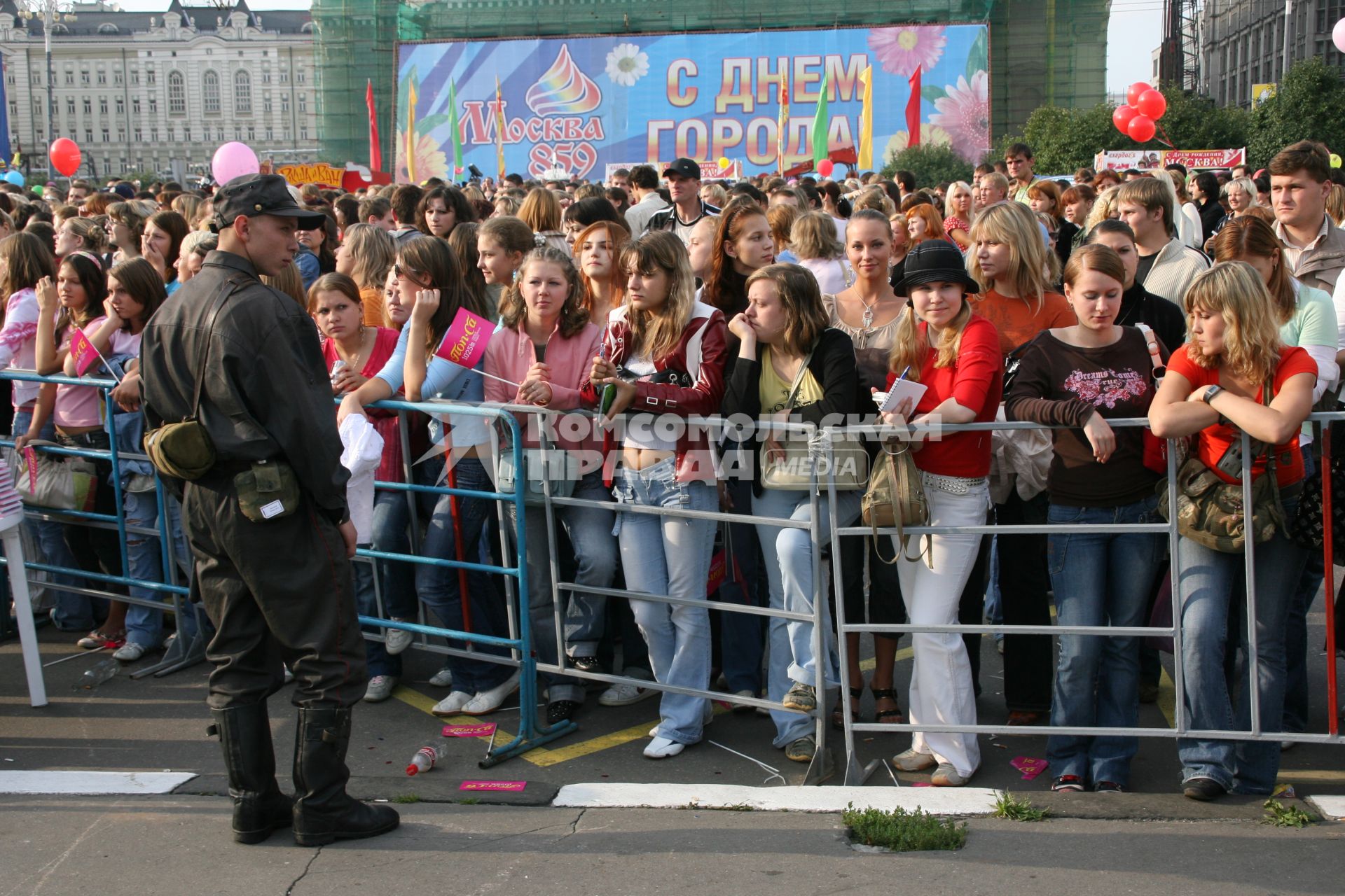 2 сентября 2006 года. День города. Праздник. Гулянье. Толпа. Милиция.