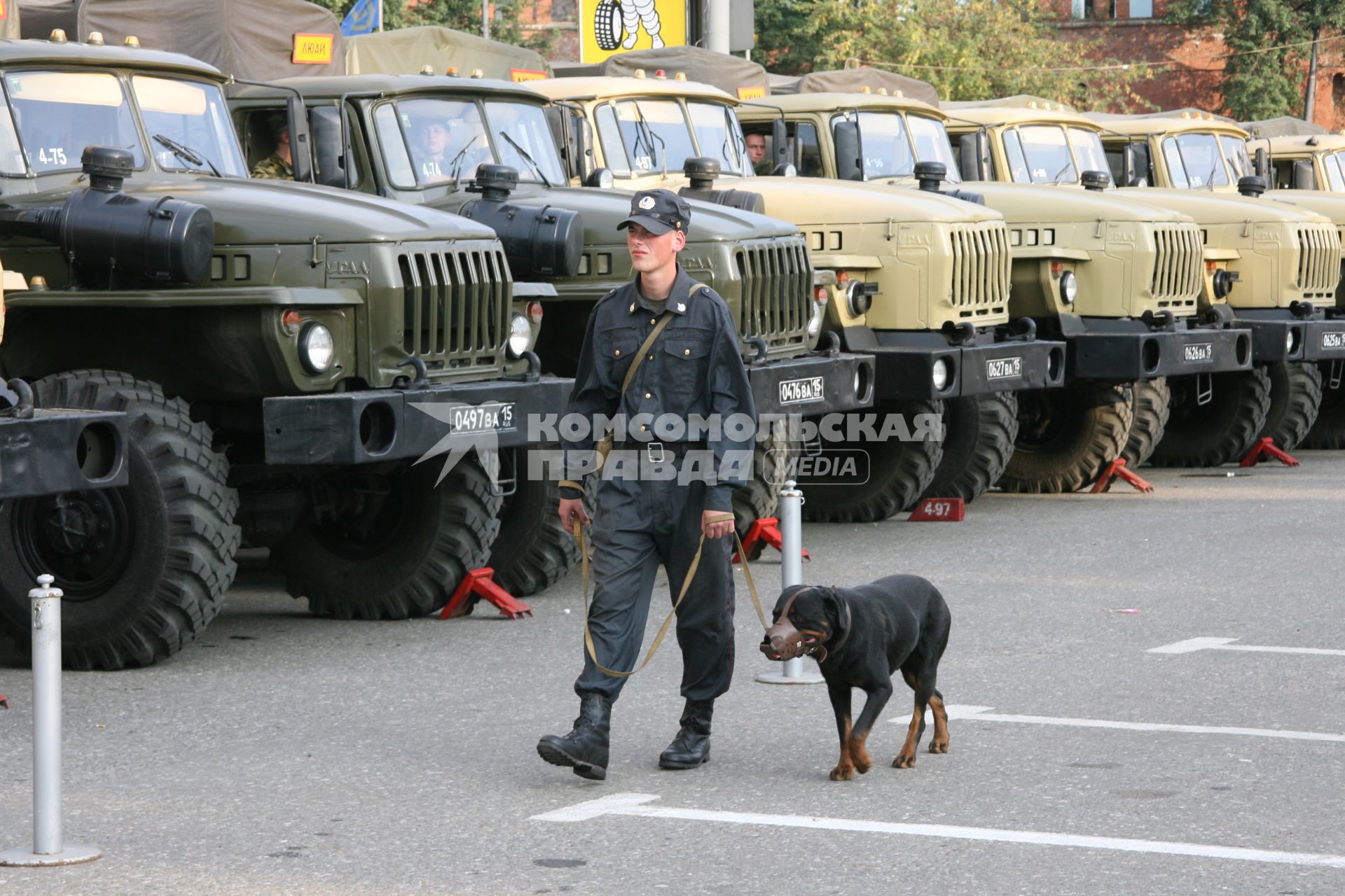 2 сентября 2006 года. День города. Милиционер с собакой. Праздник. Милиция. Грузовик. Машина. Собака. Ротвейлер.